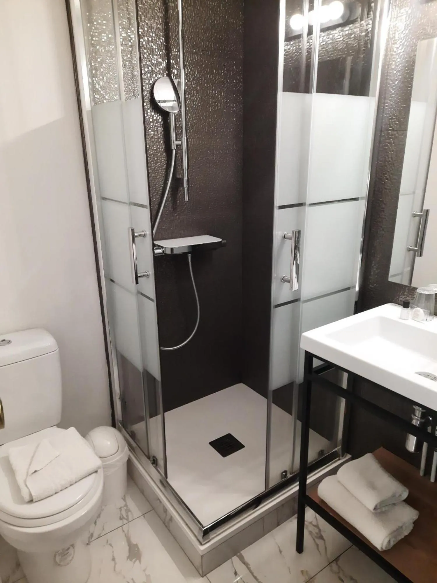 Bathroom in Hôtel de France