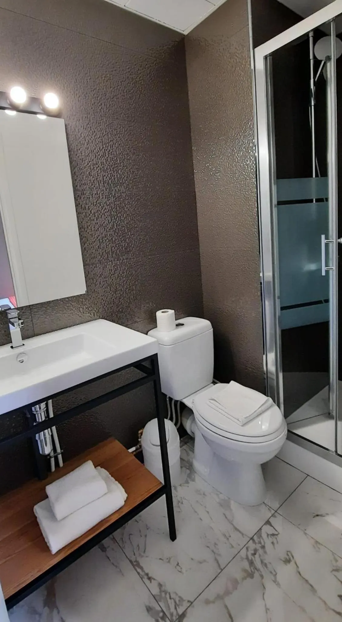 Bathroom in Hôtel de France