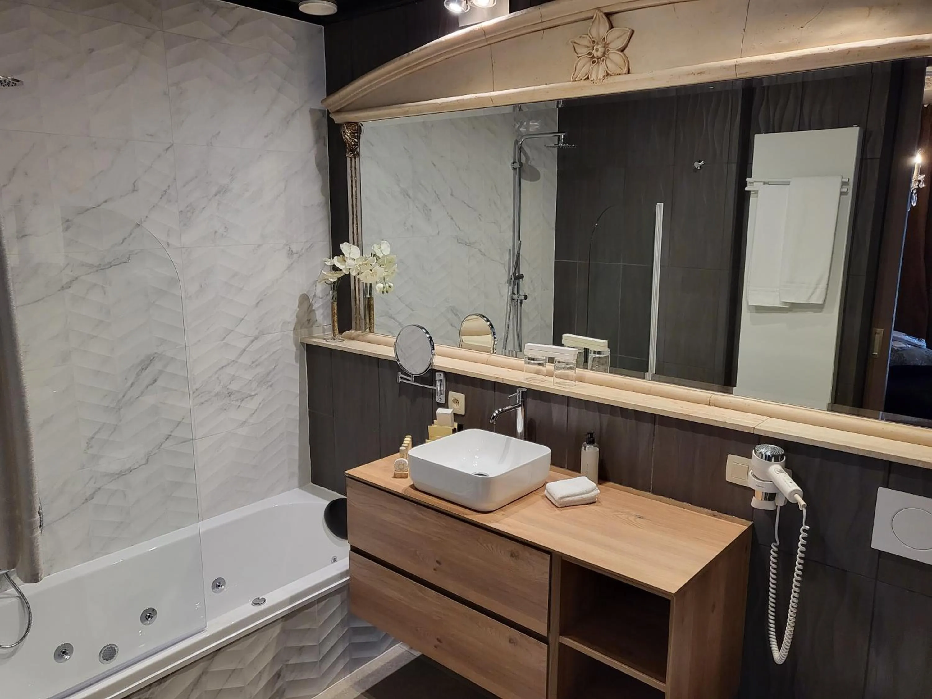 Shower in Art Of Dreams Deluxe 4 stars