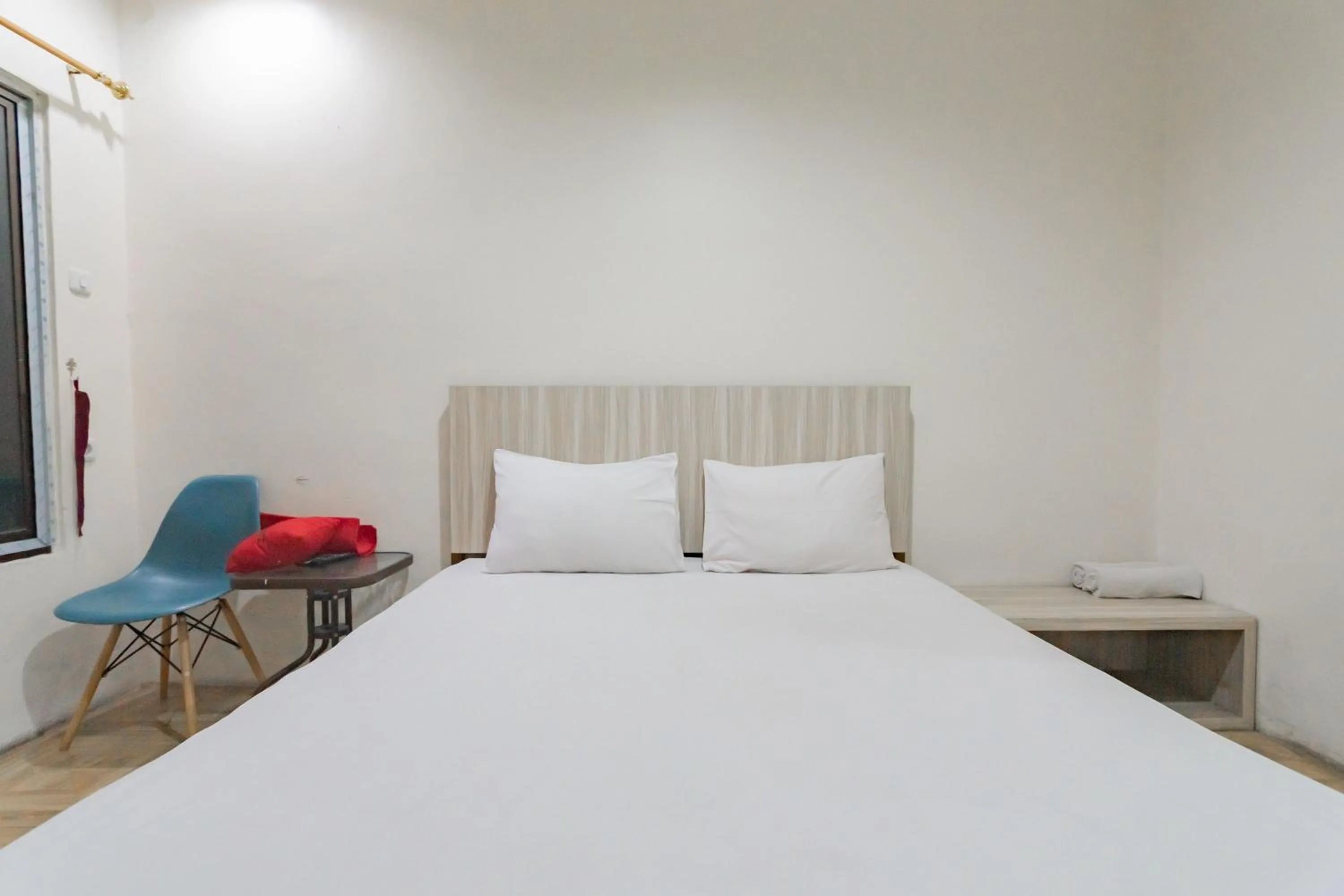 Bedroom, Bed in RedDoorz Syariah at Cigadung Raya Street