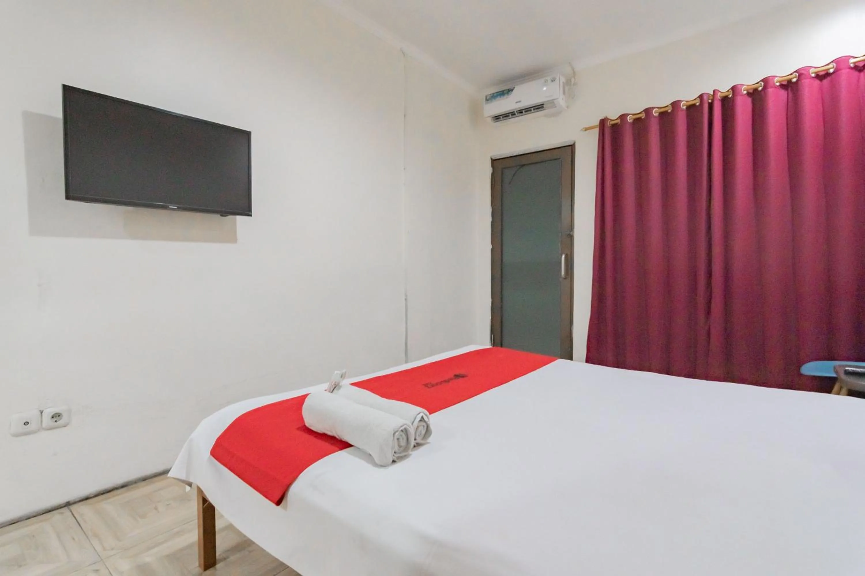 Bedroom, Bed in RedDoorz Syariah at Cigadung Raya Street