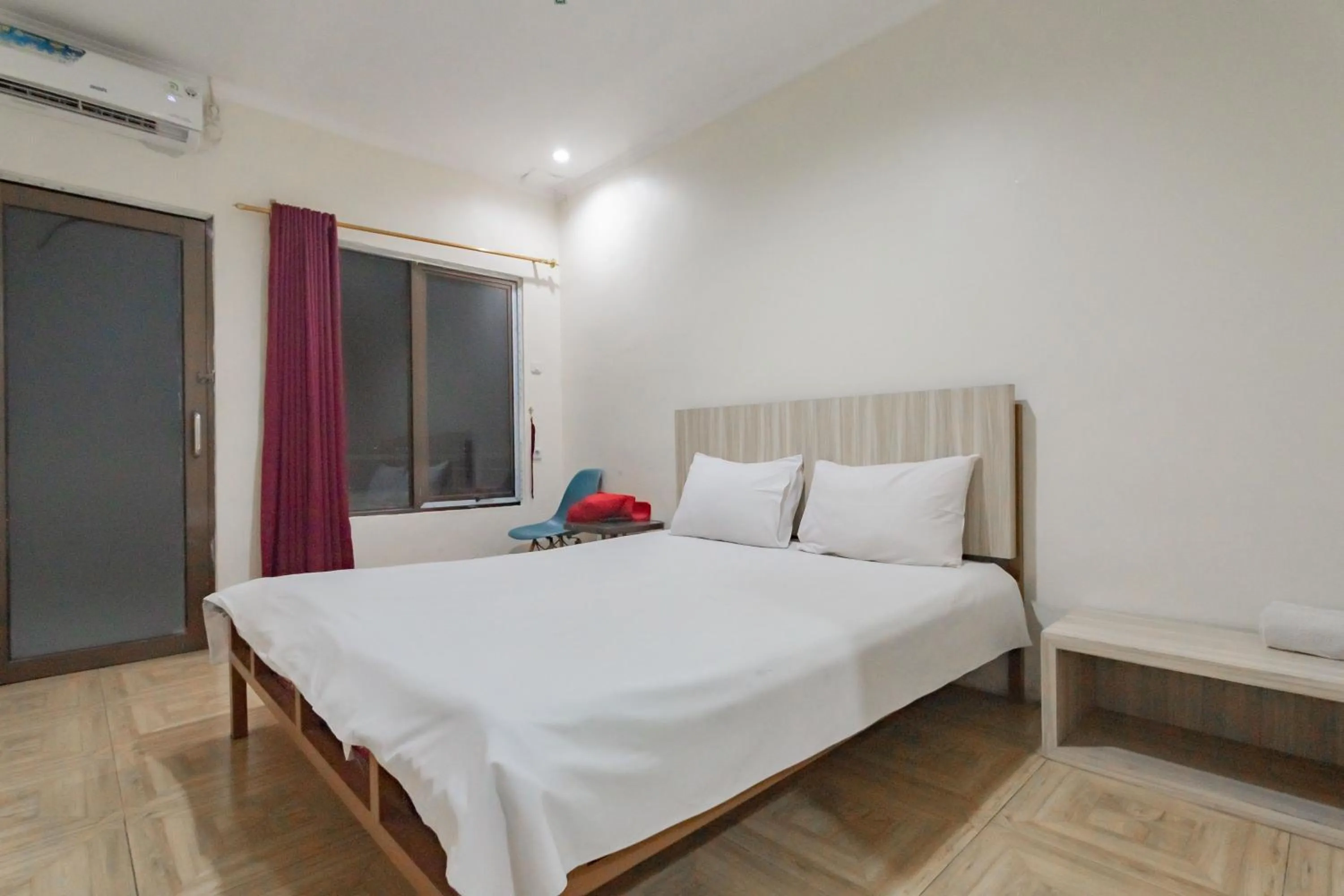 Bedroom, Bed in RedDoorz Syariah at Cigadung Raya Street