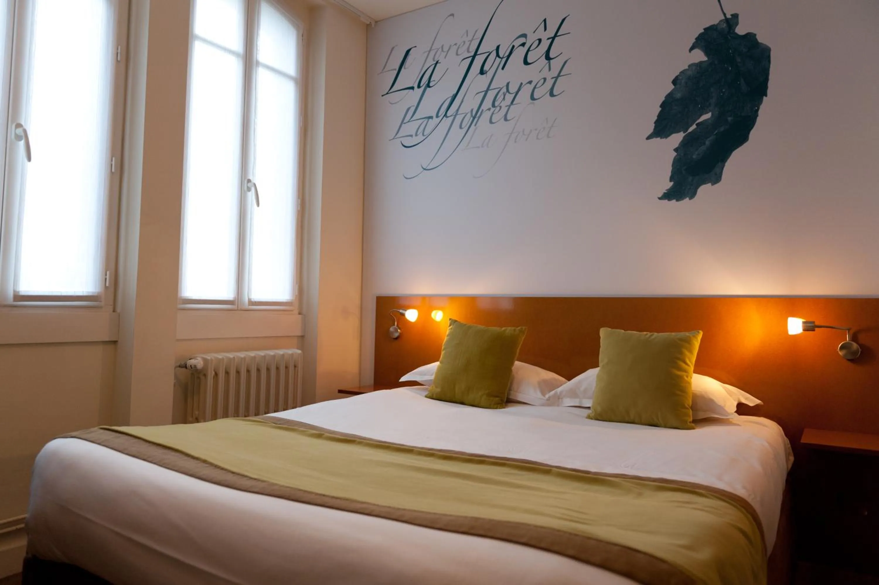 Photo of the whole room, Bed in The Originals Boutique, Hôtel Ô Gayot, Bagnoles-de-l'Orne