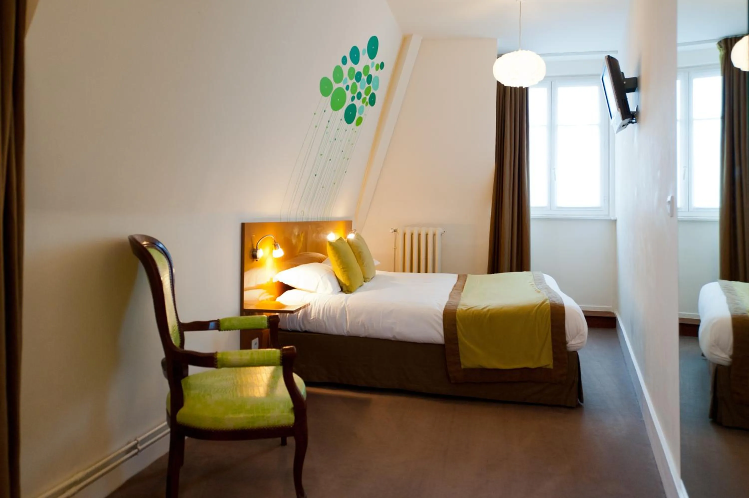 Photo of the whole room, Bed in The Originals Boutique, Hôtel Ô Gayot, Bagnoles-de-l'Orne