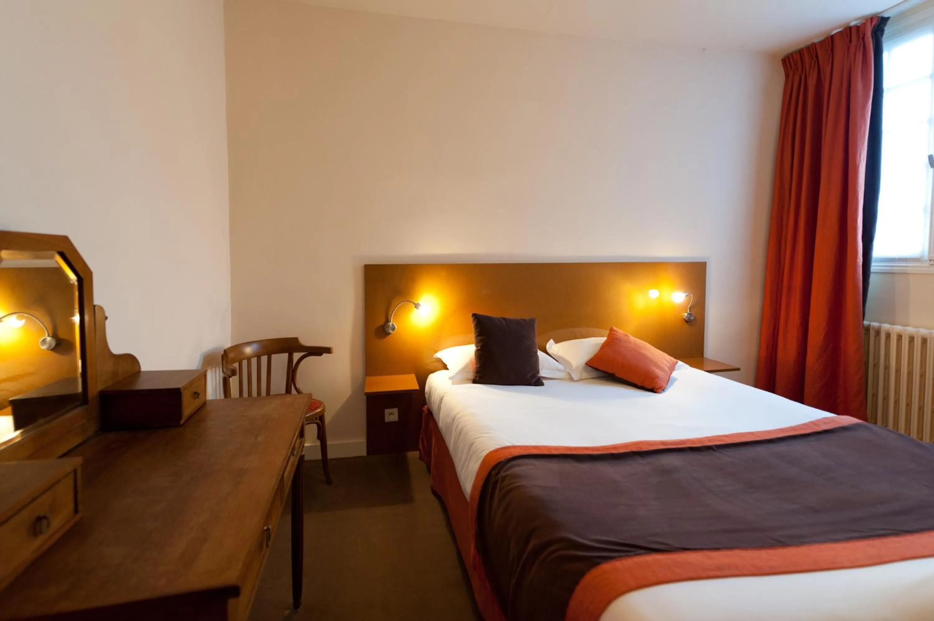 Photo of the whole room, Bed in The Originals Boutique, Hôtel Ô Gayot, Bagnoles-de-l'Orne