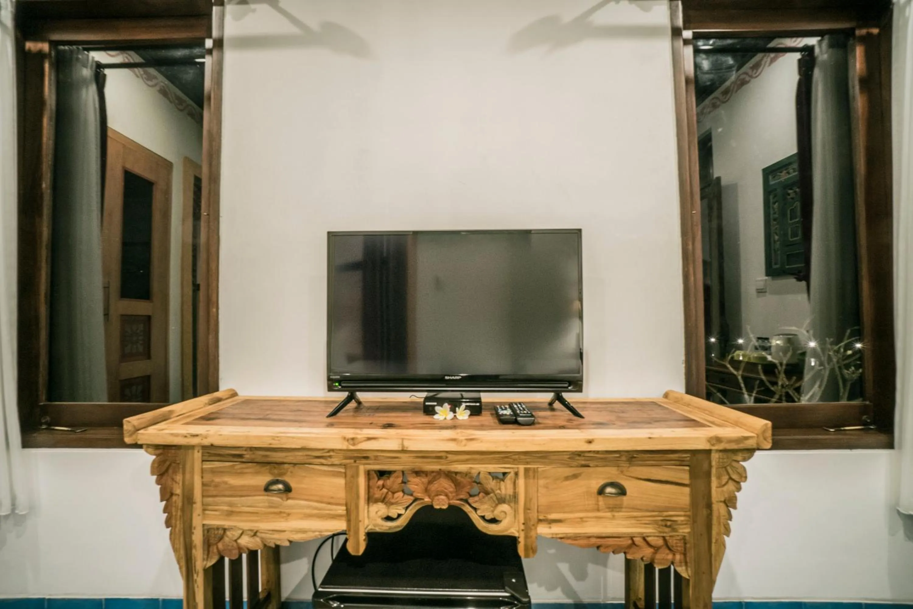 TV and multimedia in Villa Tanah Carik by Mahaputra