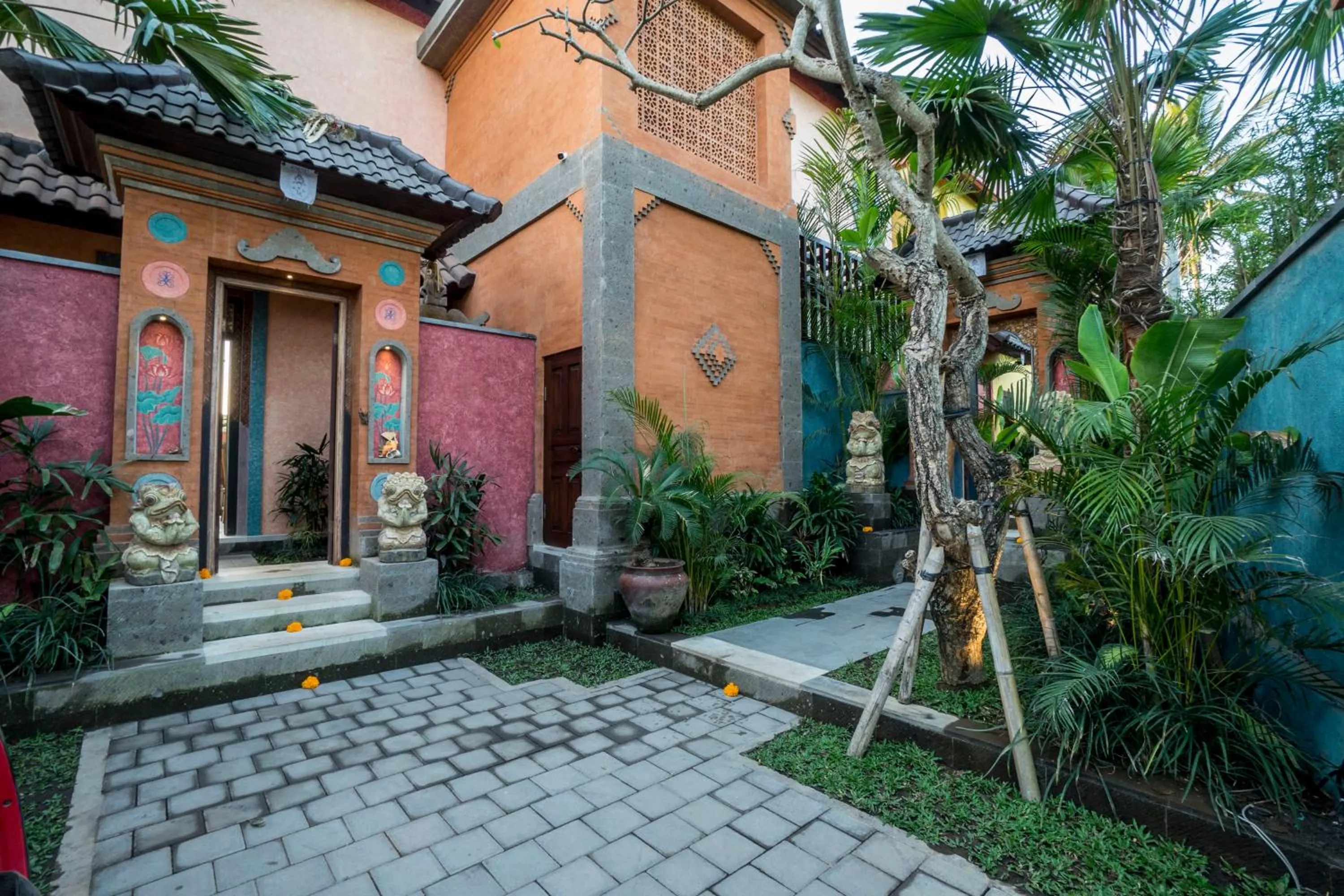 Facade/entrance in Villa Tanah Carik by Mahaputra