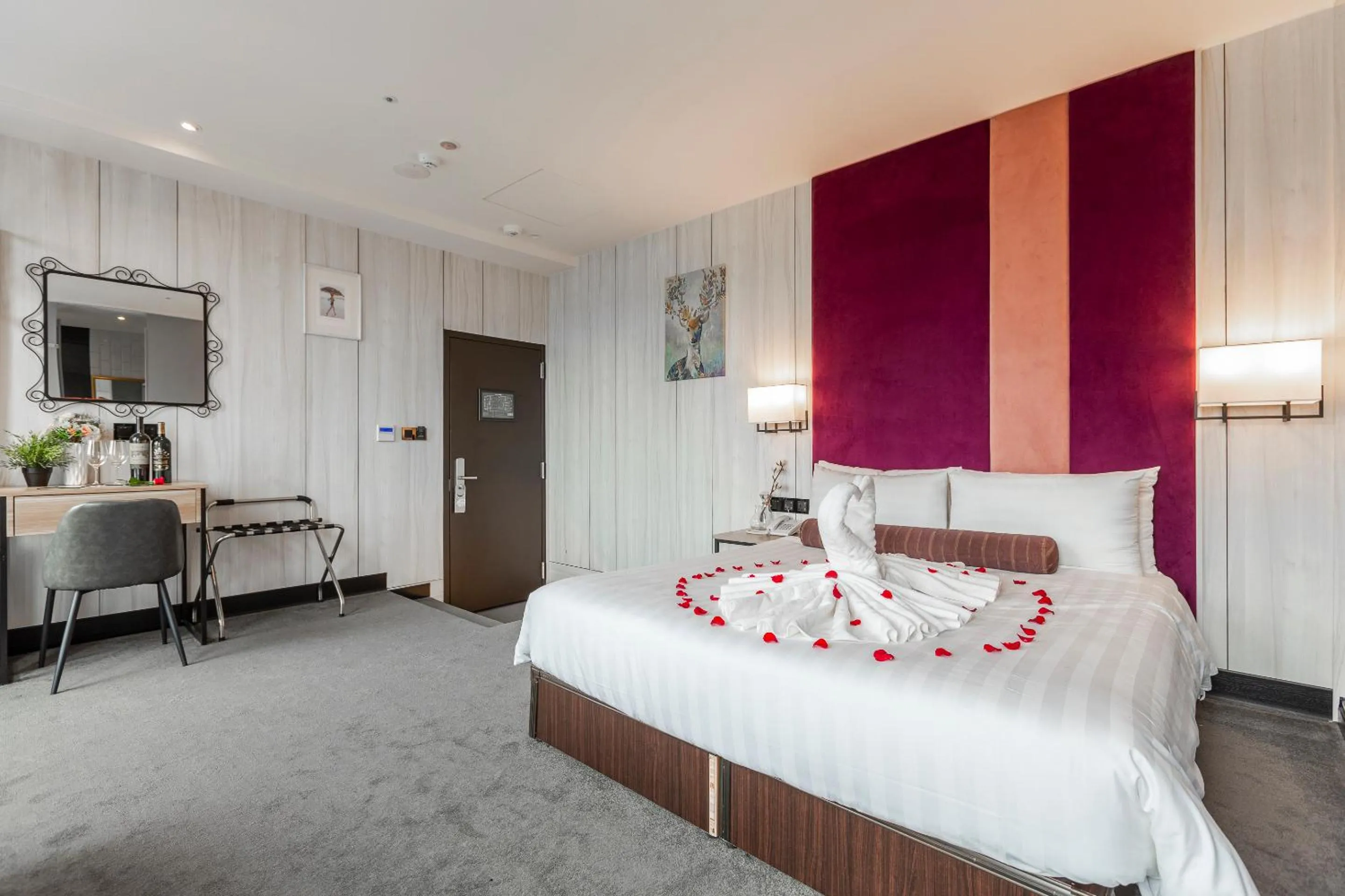 Photo of the whole room, Bed in Mayer Inn