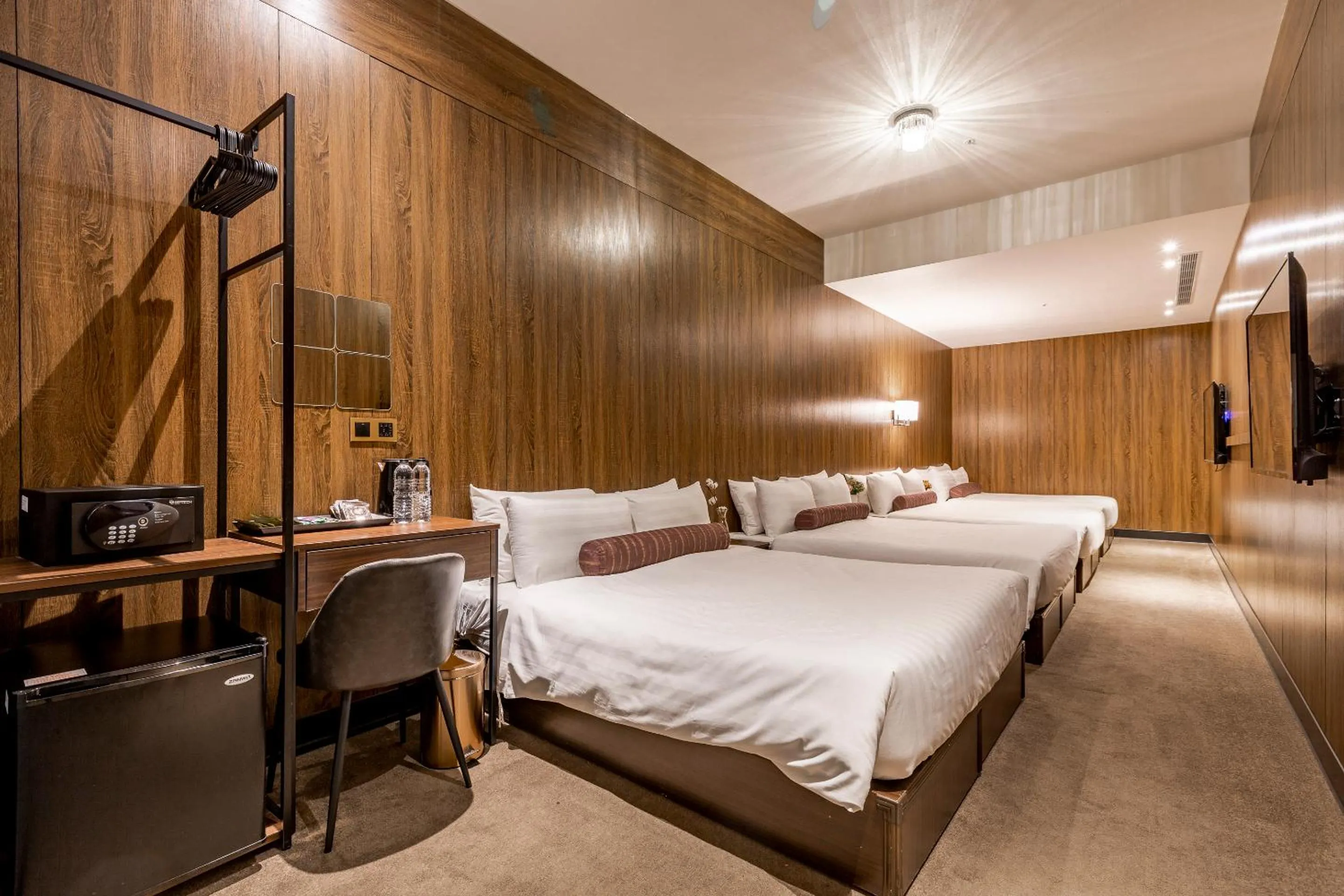 Photo of the whole room, Bed in Mayer Inn