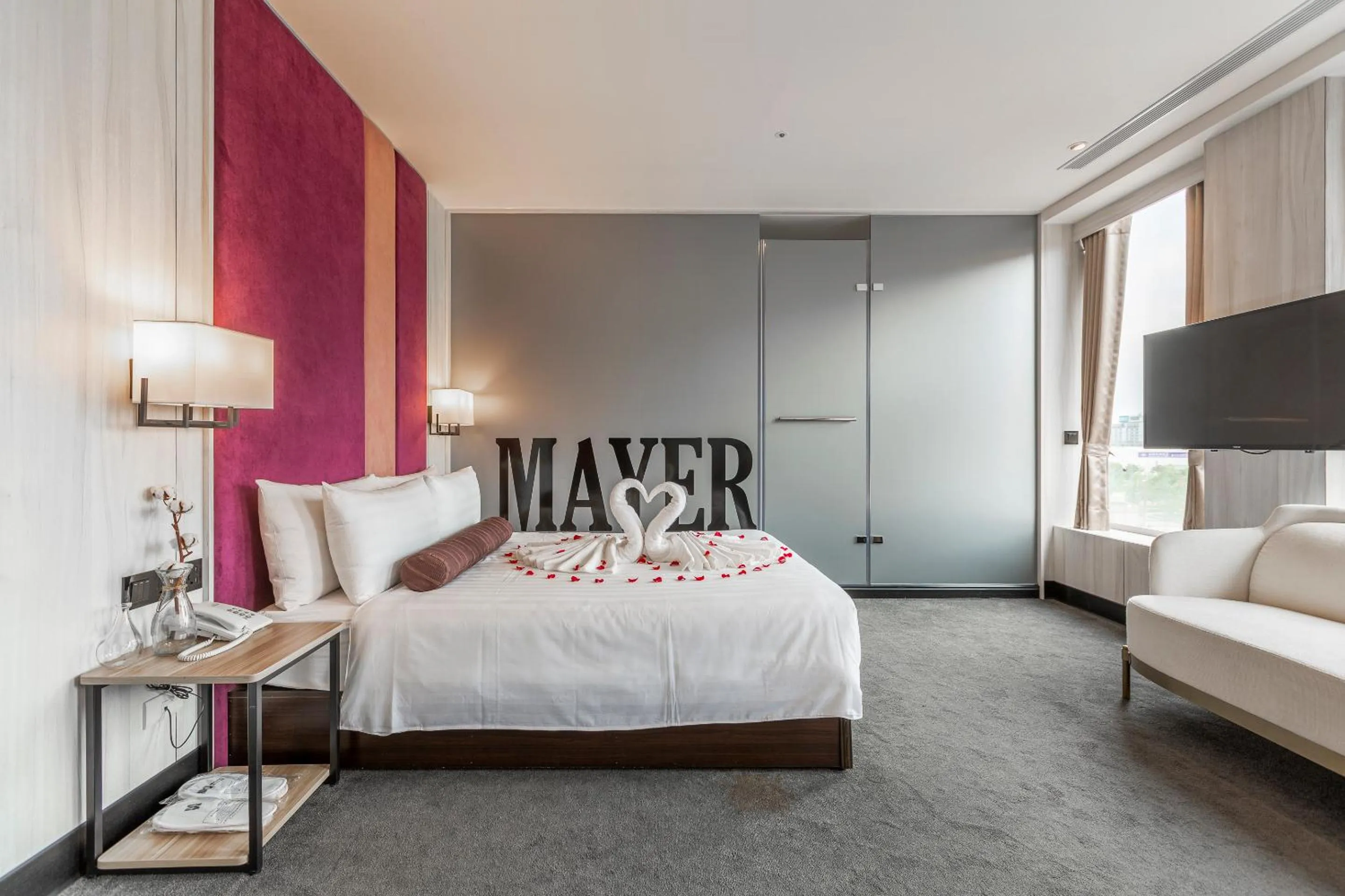 Photo of the whole room, Bed in Mayer Inn