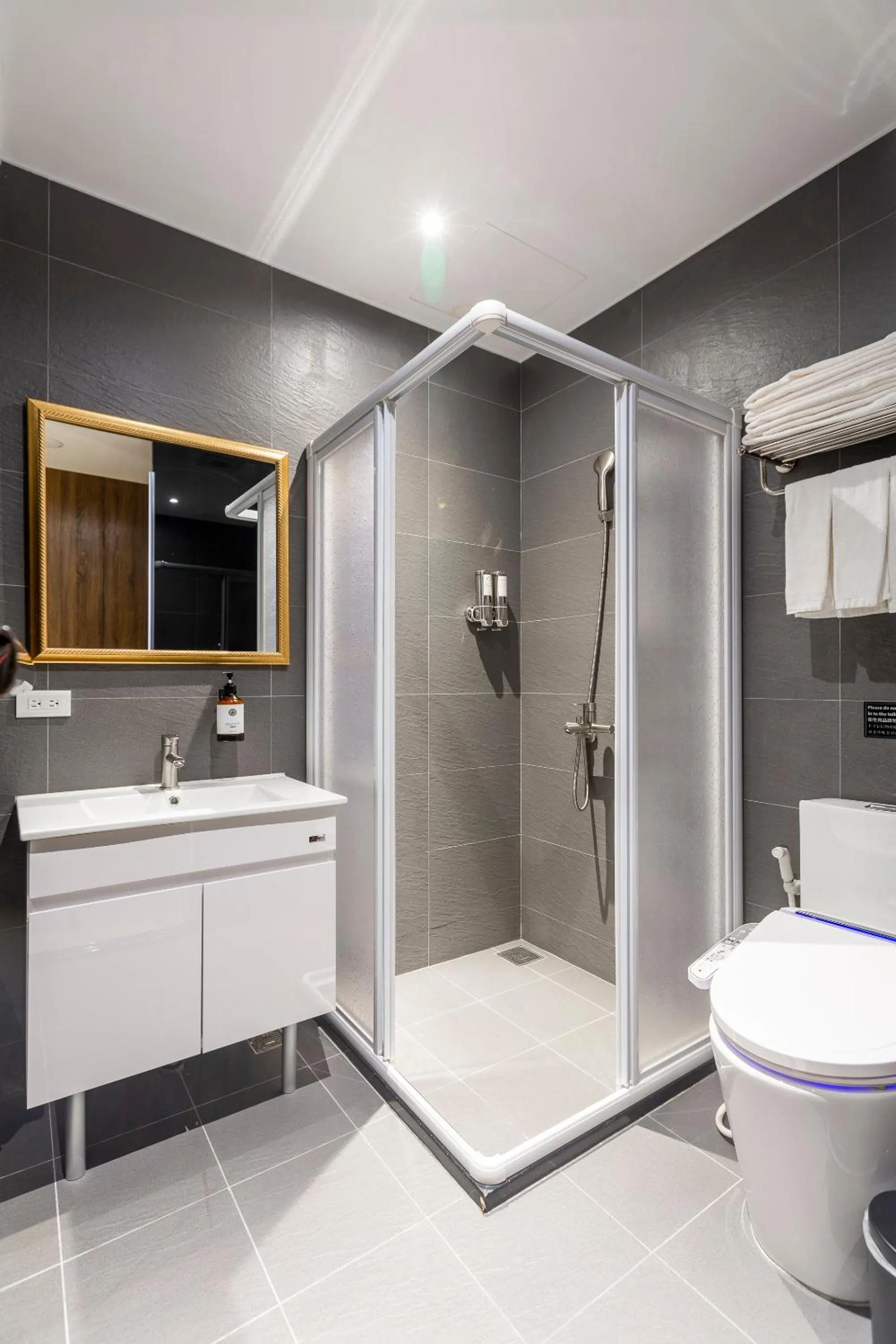 Bathroom in Mayer Inn