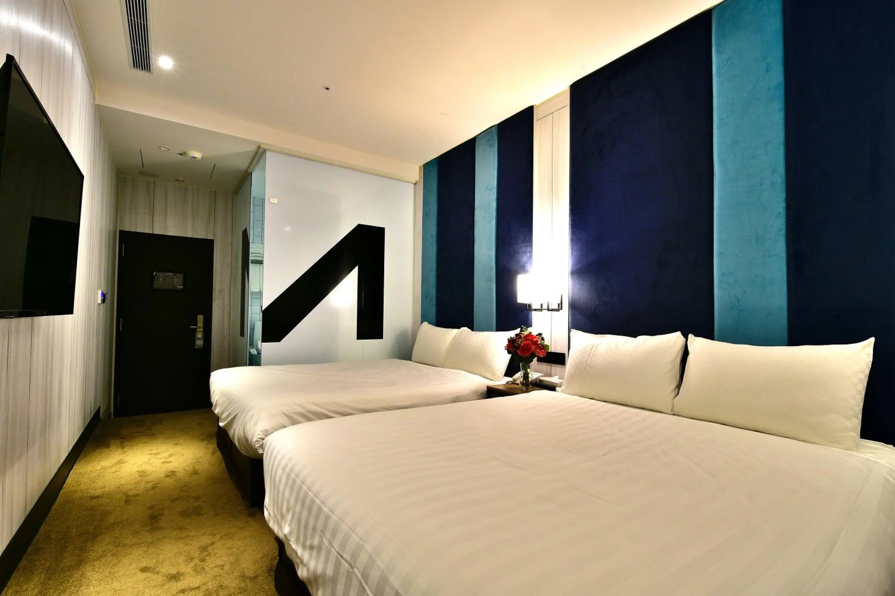 Photo of the whole room, Bed in Mayer Inn