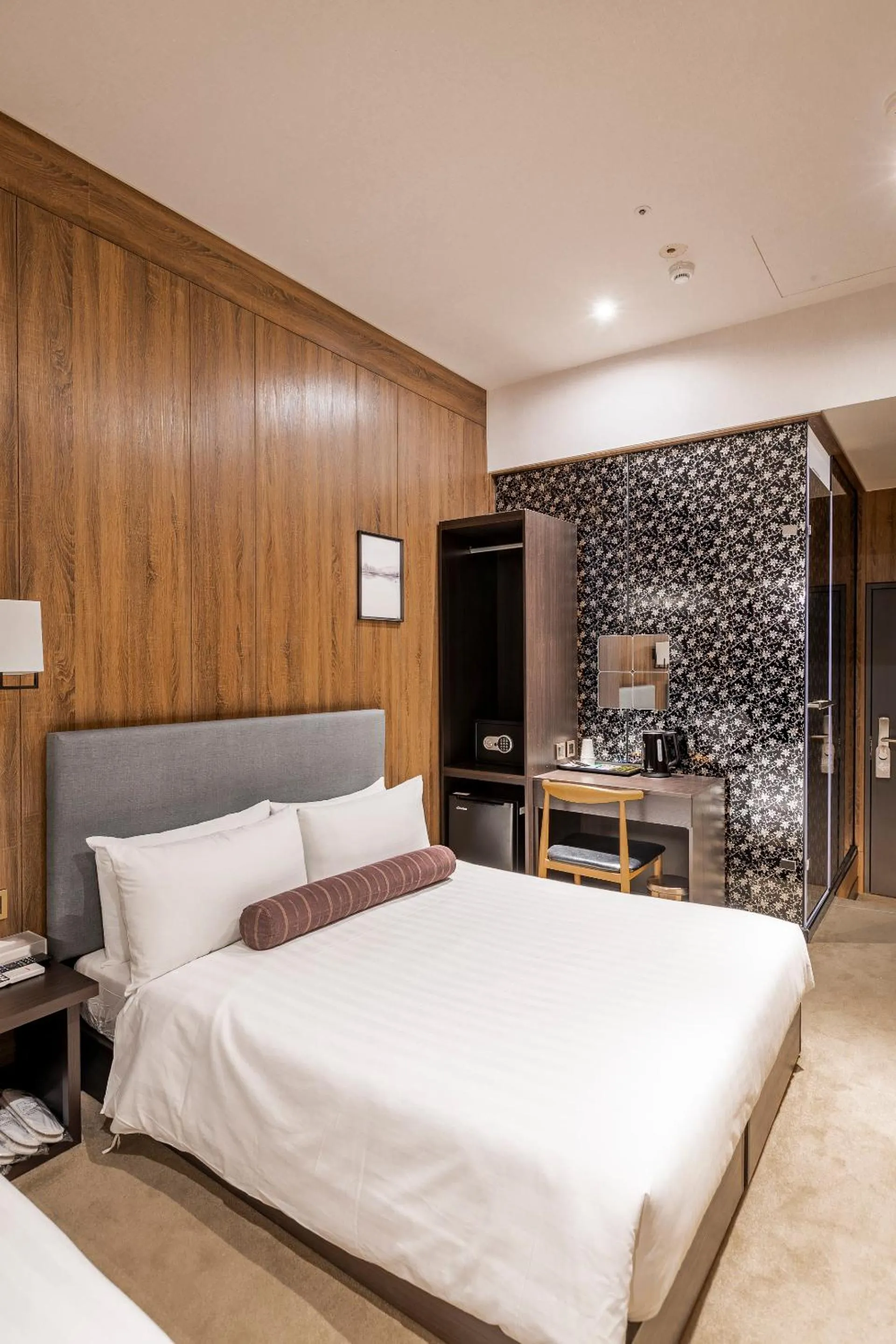 Photo of the whole room, Bed in Mayer Inn