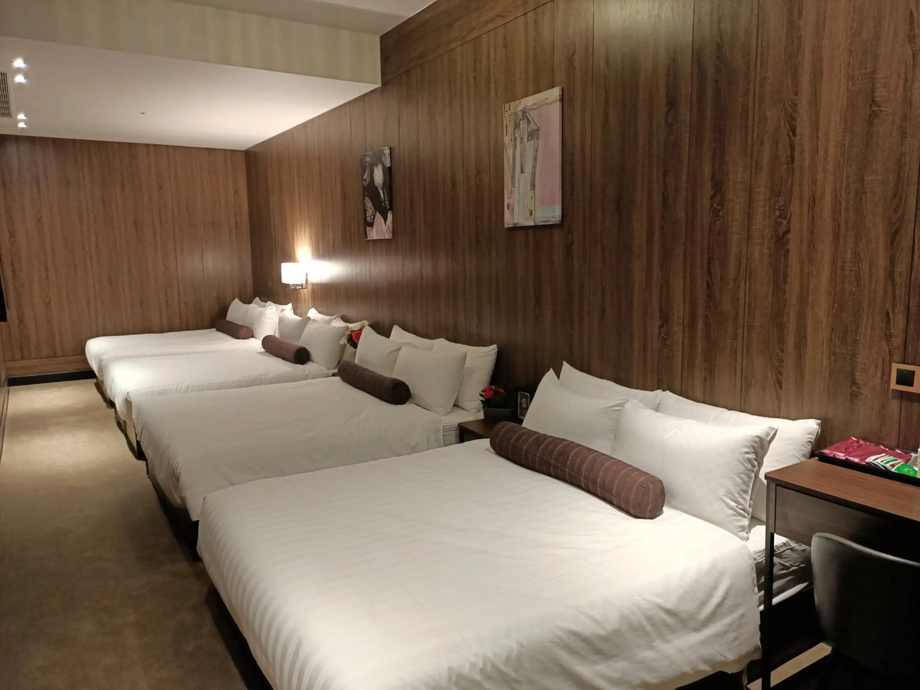 Photo of the whole room, Bed in Mayer Inn