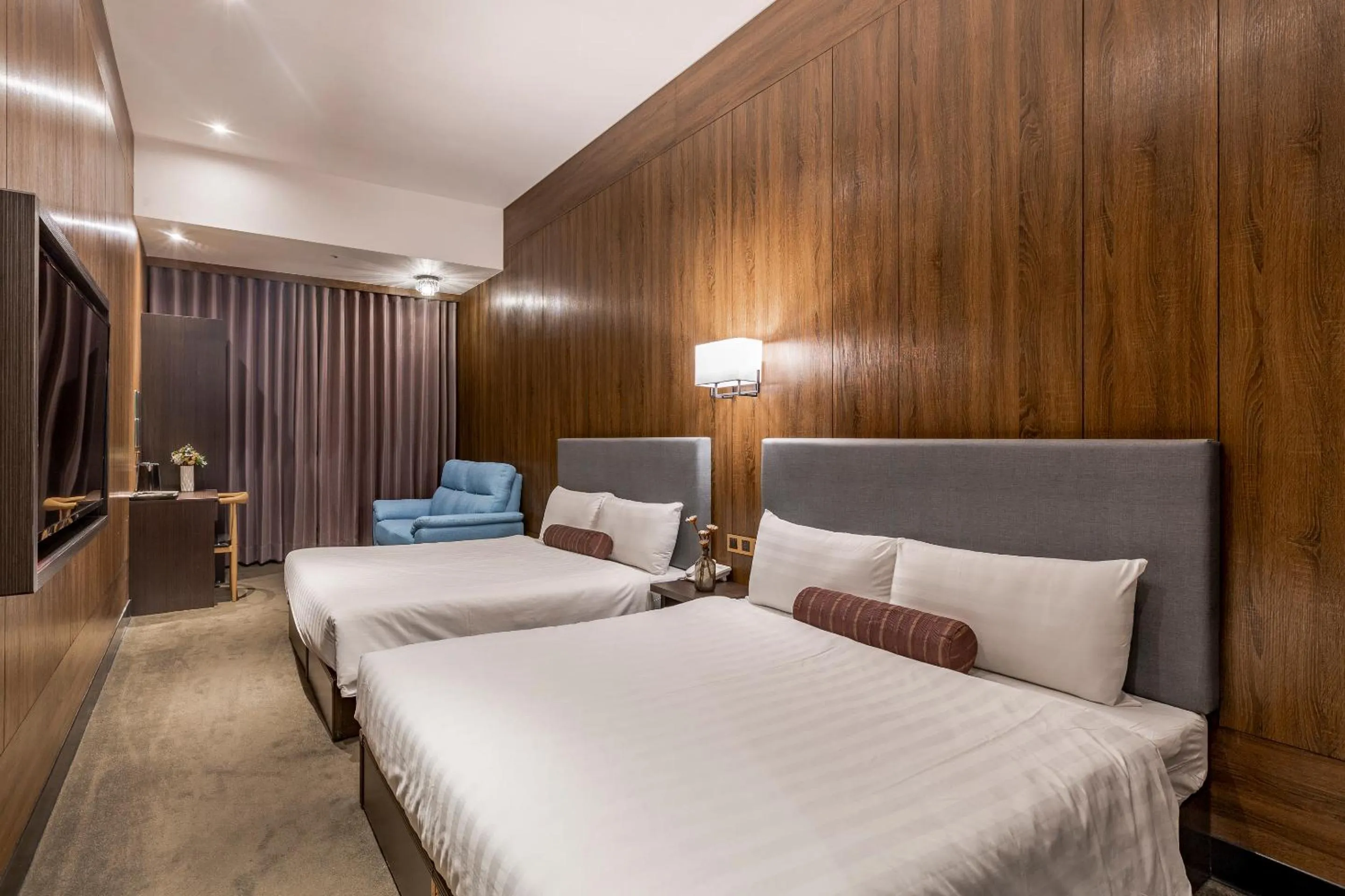 Photo of the whole room, Bed in Mayer Inn