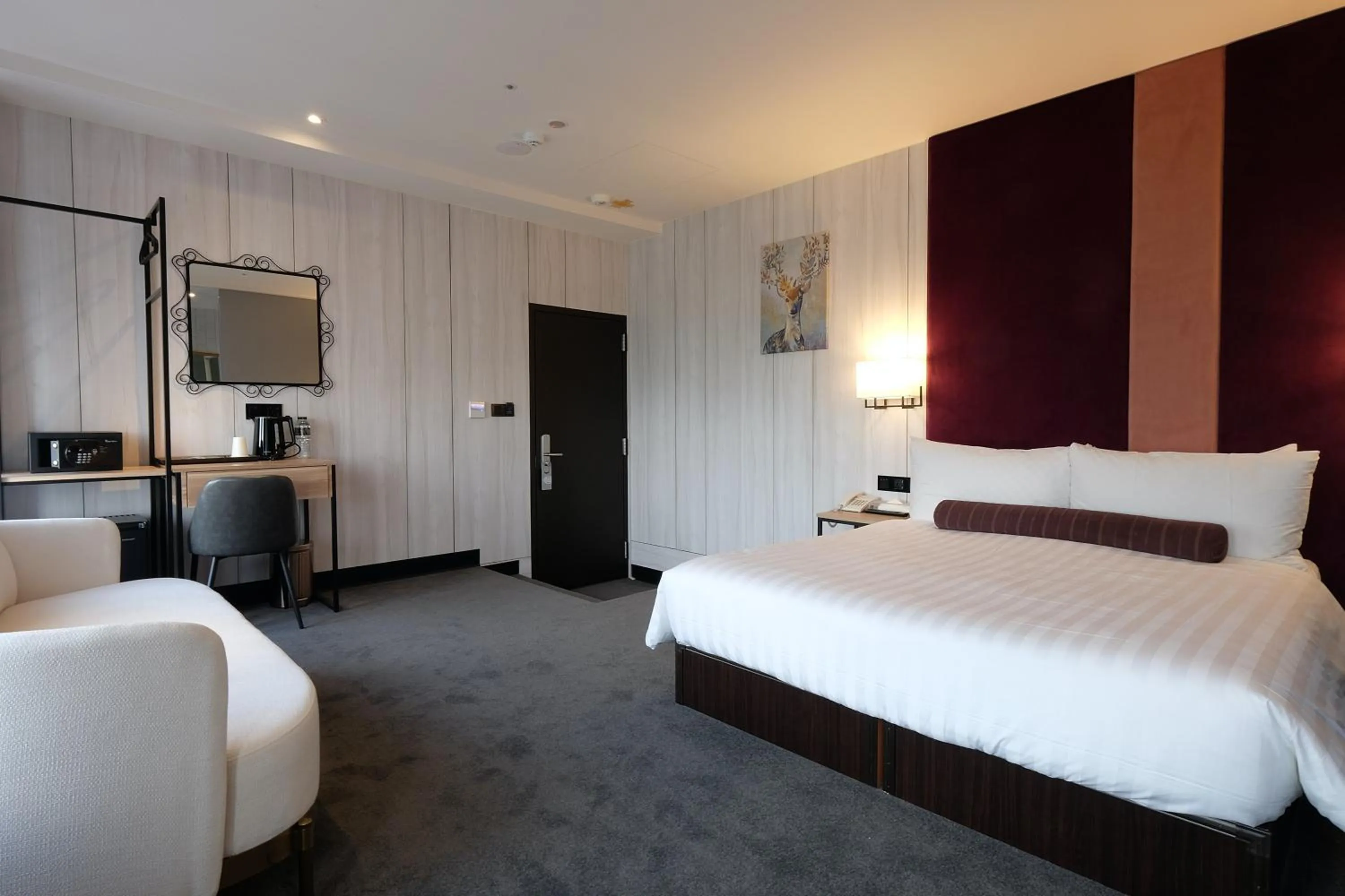 Photo of the whole room, Bed in Mayer Inn