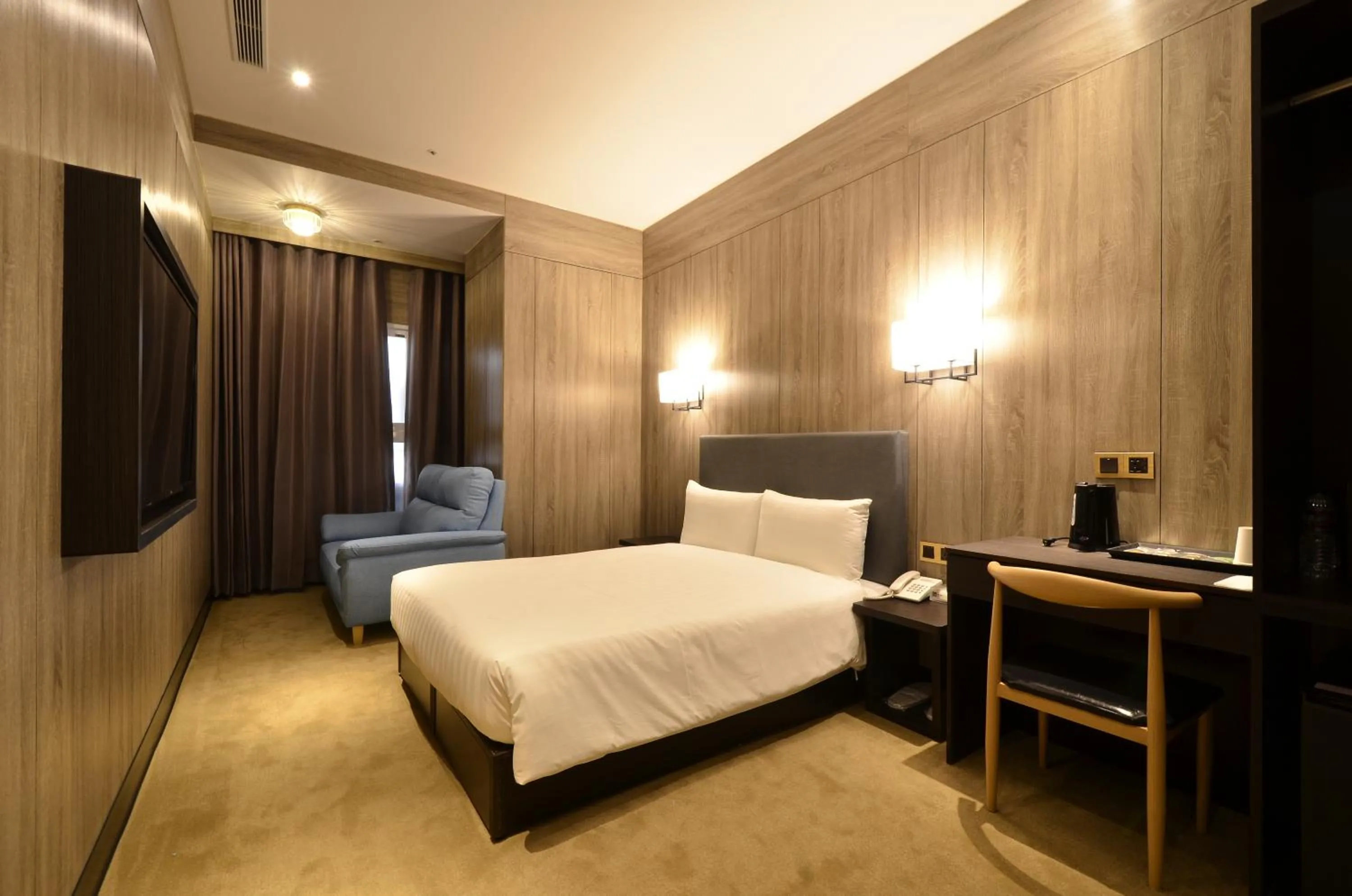 Photo of the whole room, Bed in Mayer Inn