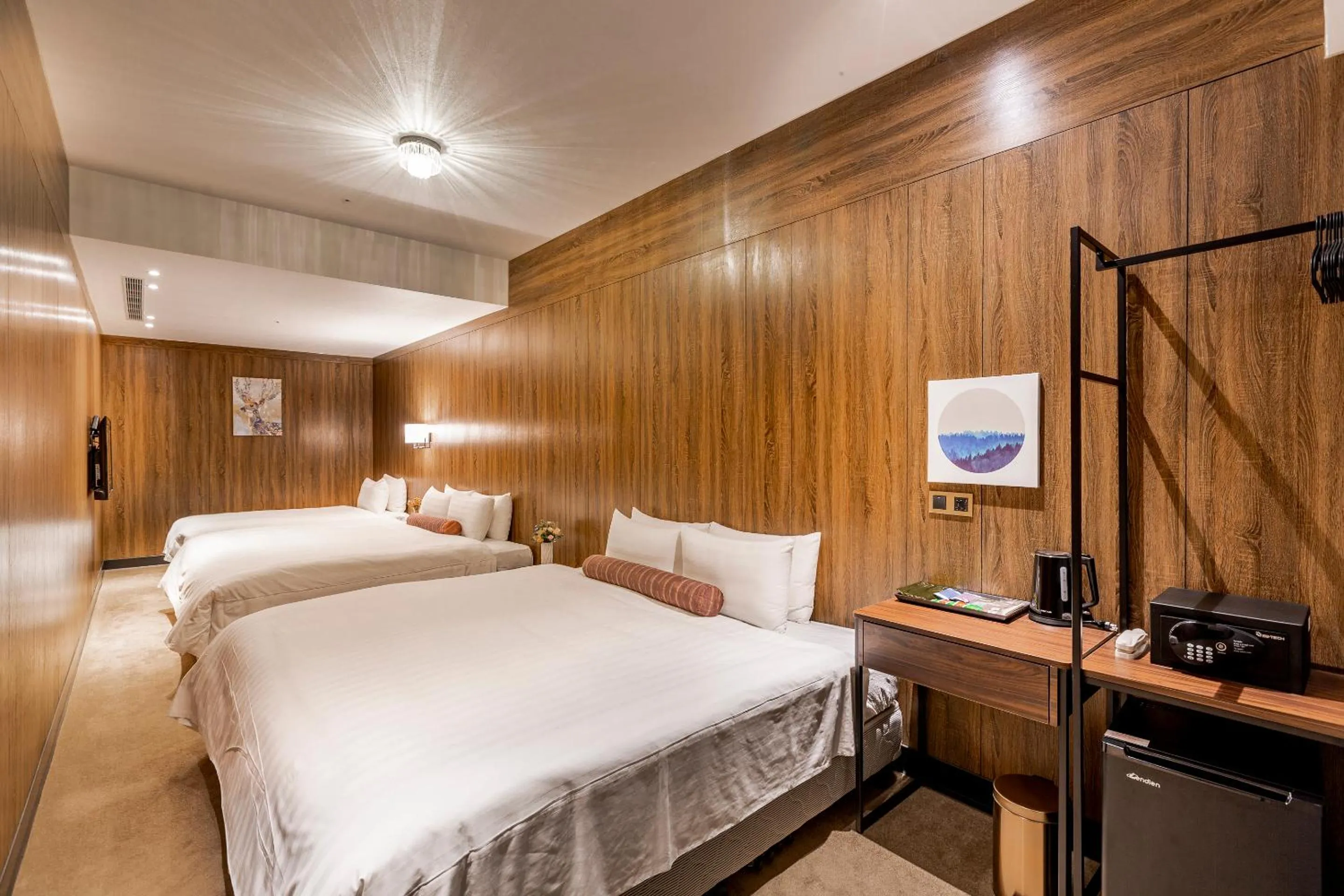 Photo of the whole room, Bed in Mayer Inn