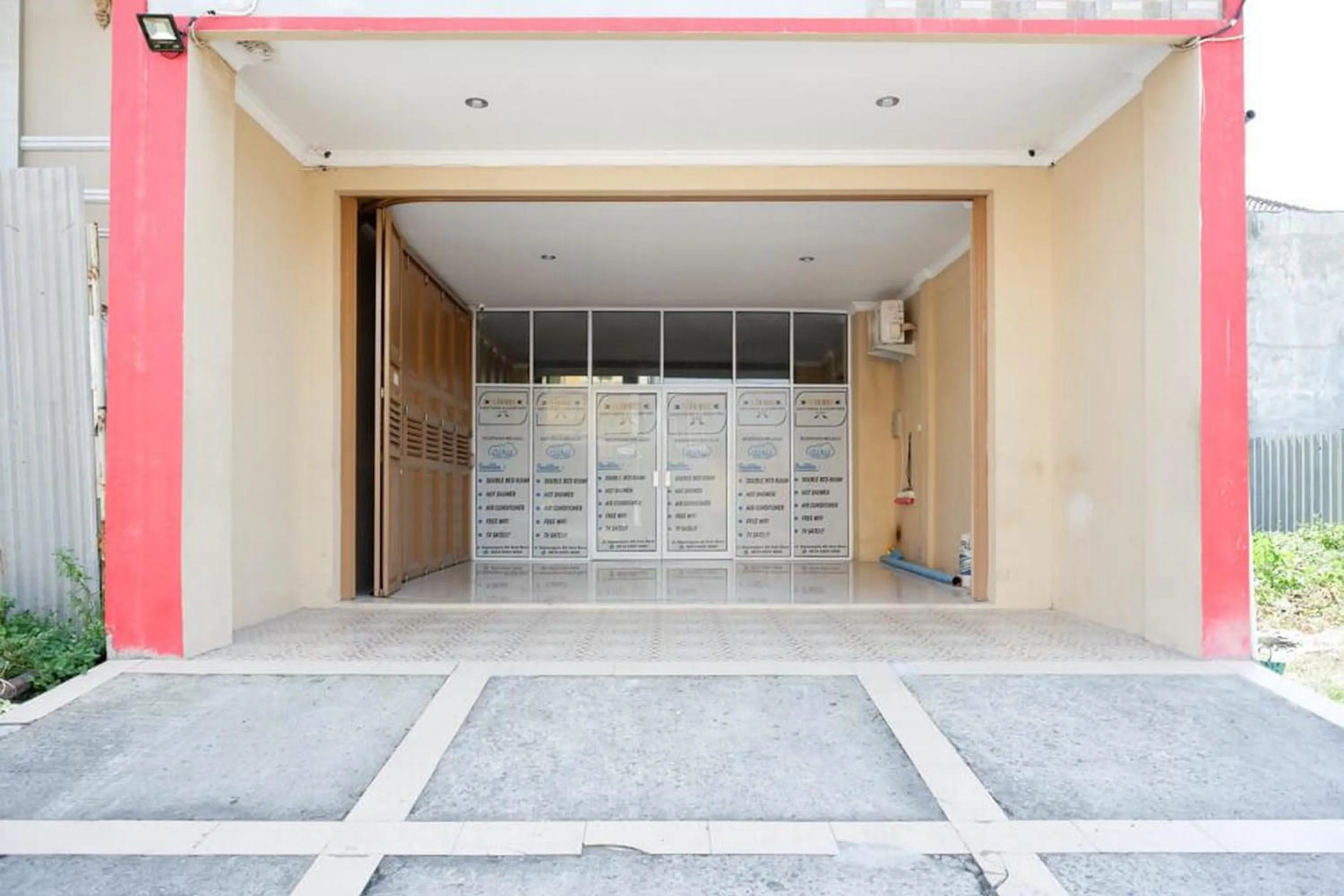 Facade/entrance in RedDoorz near Pakuwon Mall Solo Baru