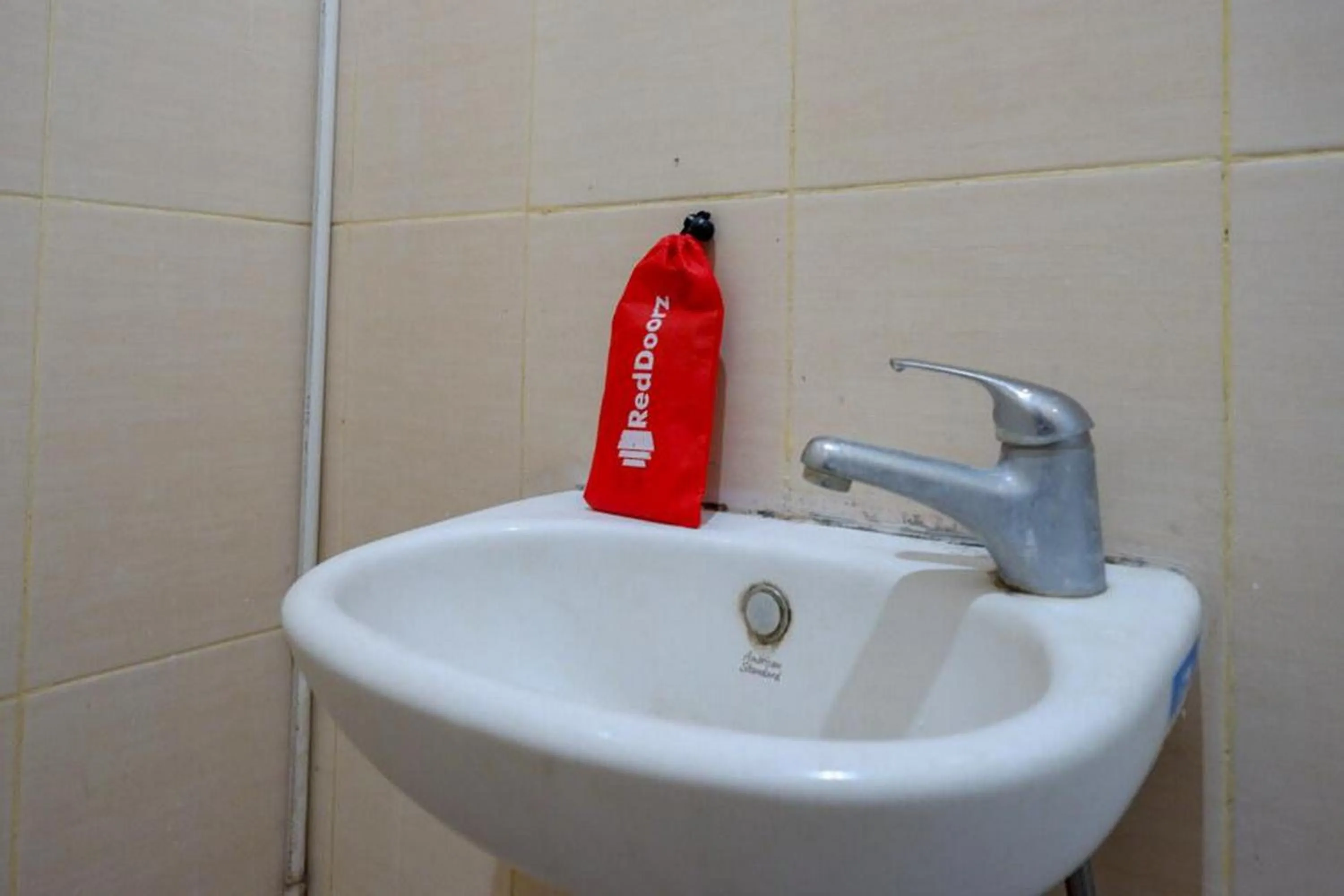 Bathroom in RedDoorz near Pakuwon Mall Solo Baru
