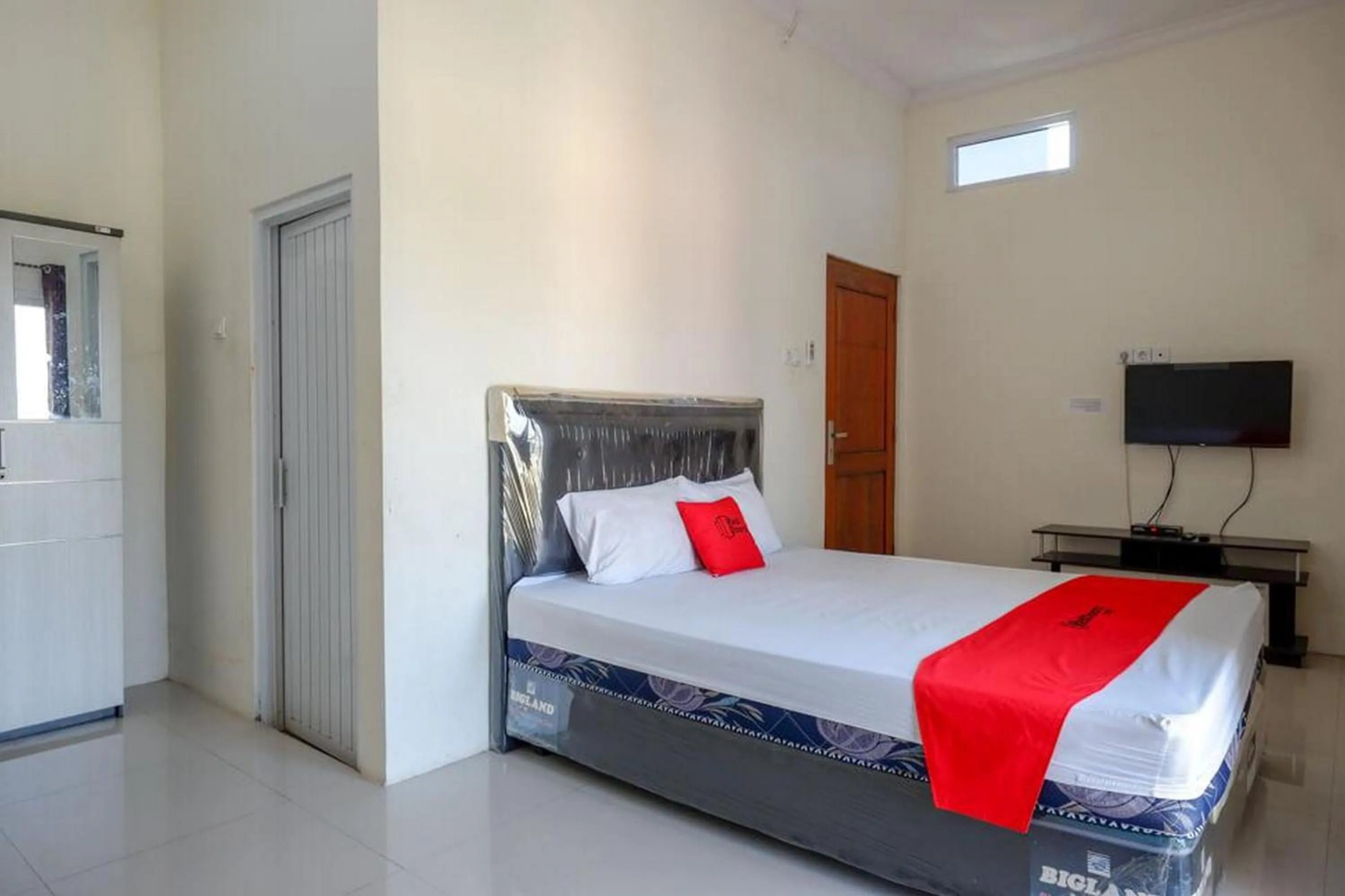 Bedroom, Bed in RedDoorz near Pakuwon Mall Solo Baru