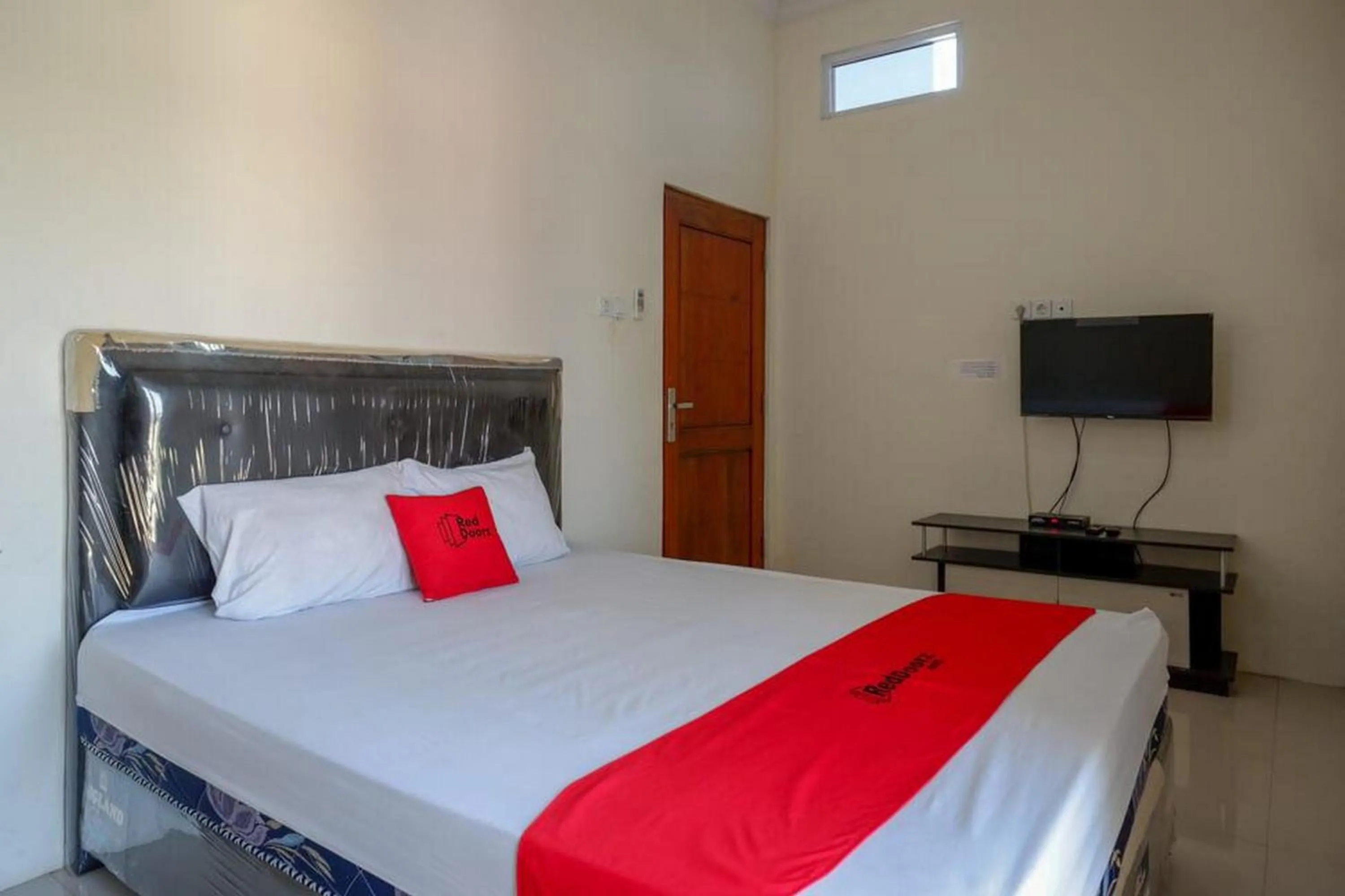 Bedroom, Bed in RedDoorz near Pakuwon Mall Solo Baru
