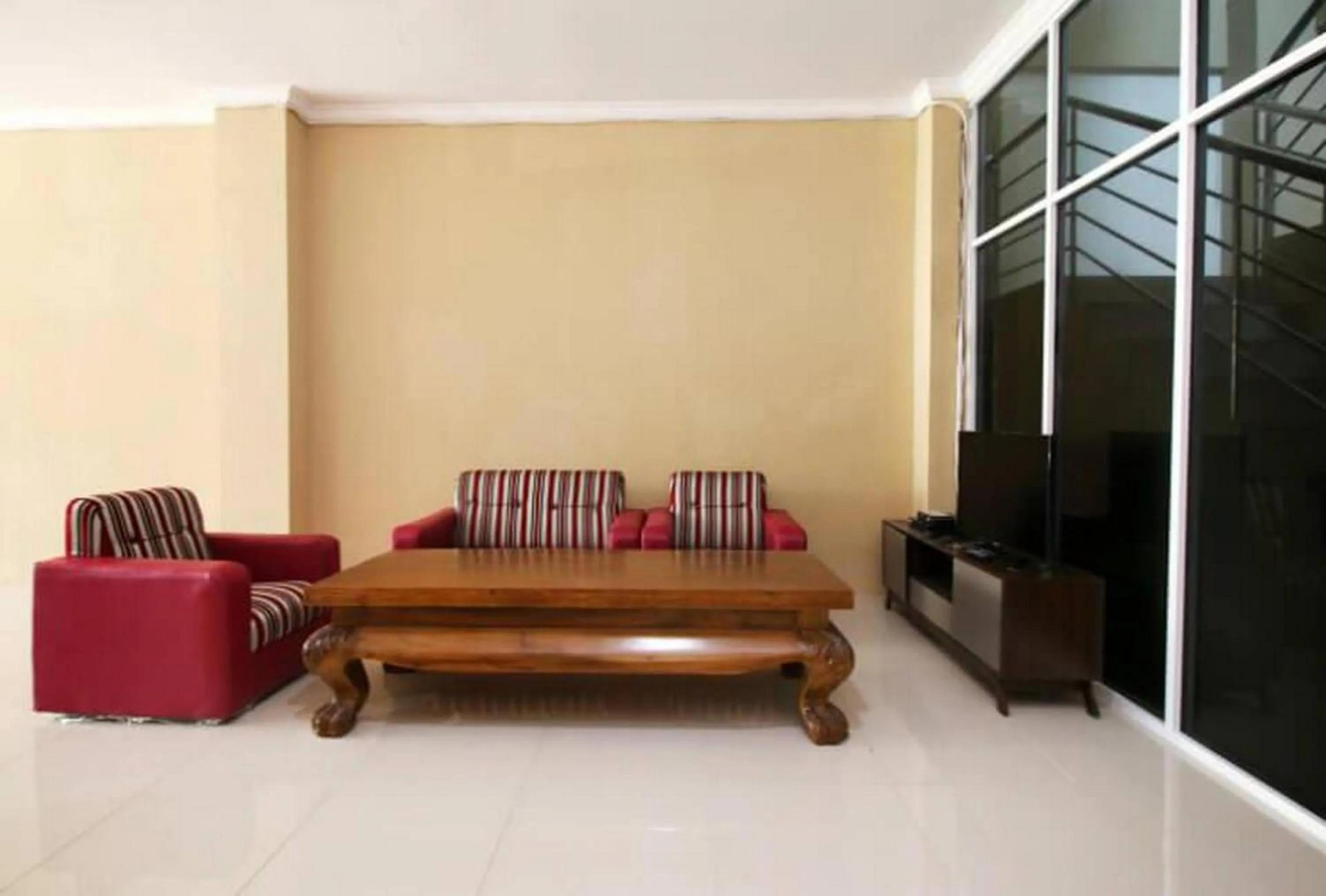 Seating area in RedDoorz near Pakuwon Mall Solo Baru