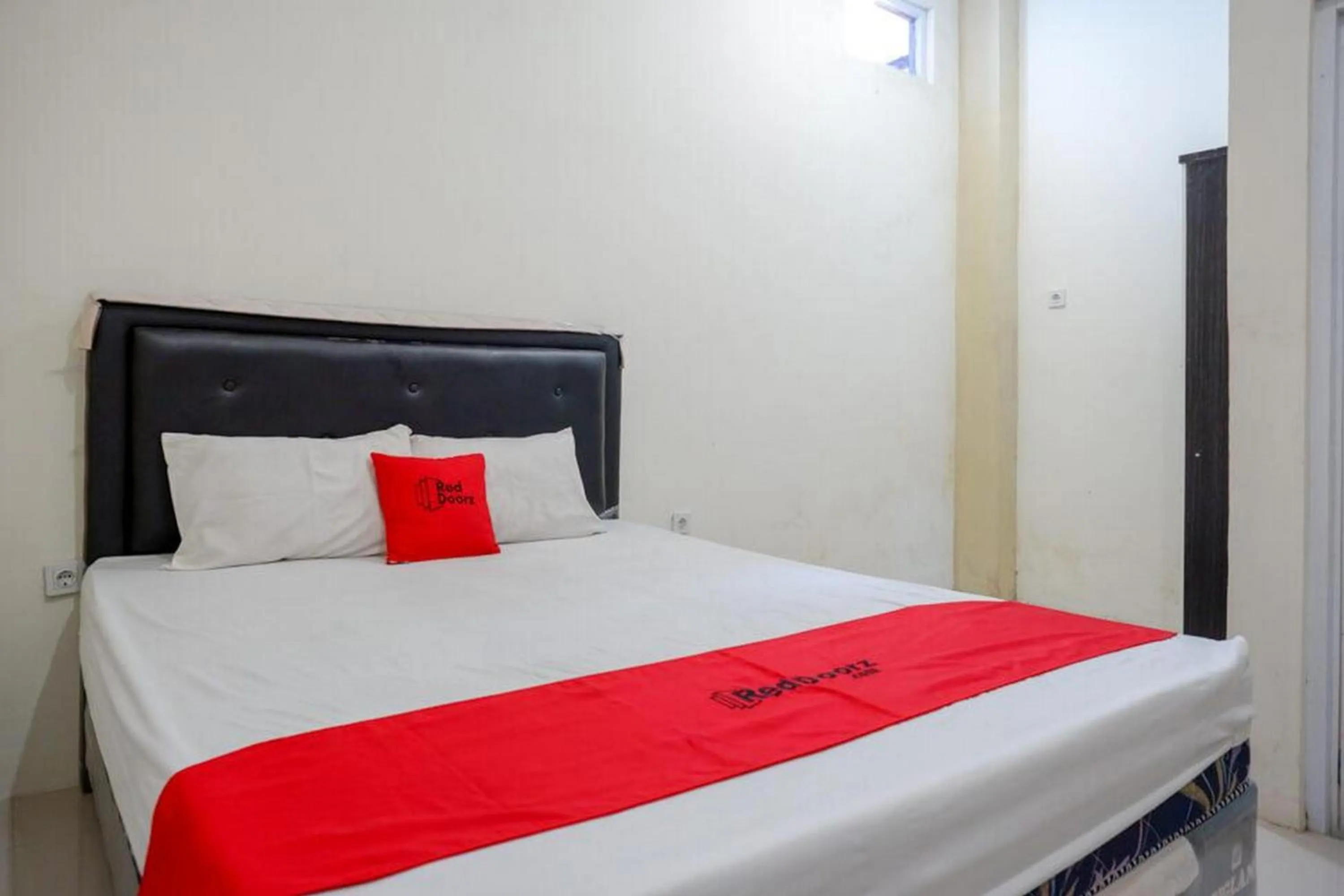 Bedroom, Bed in RedDoorz near Pakuwon Mall Solo Baru
