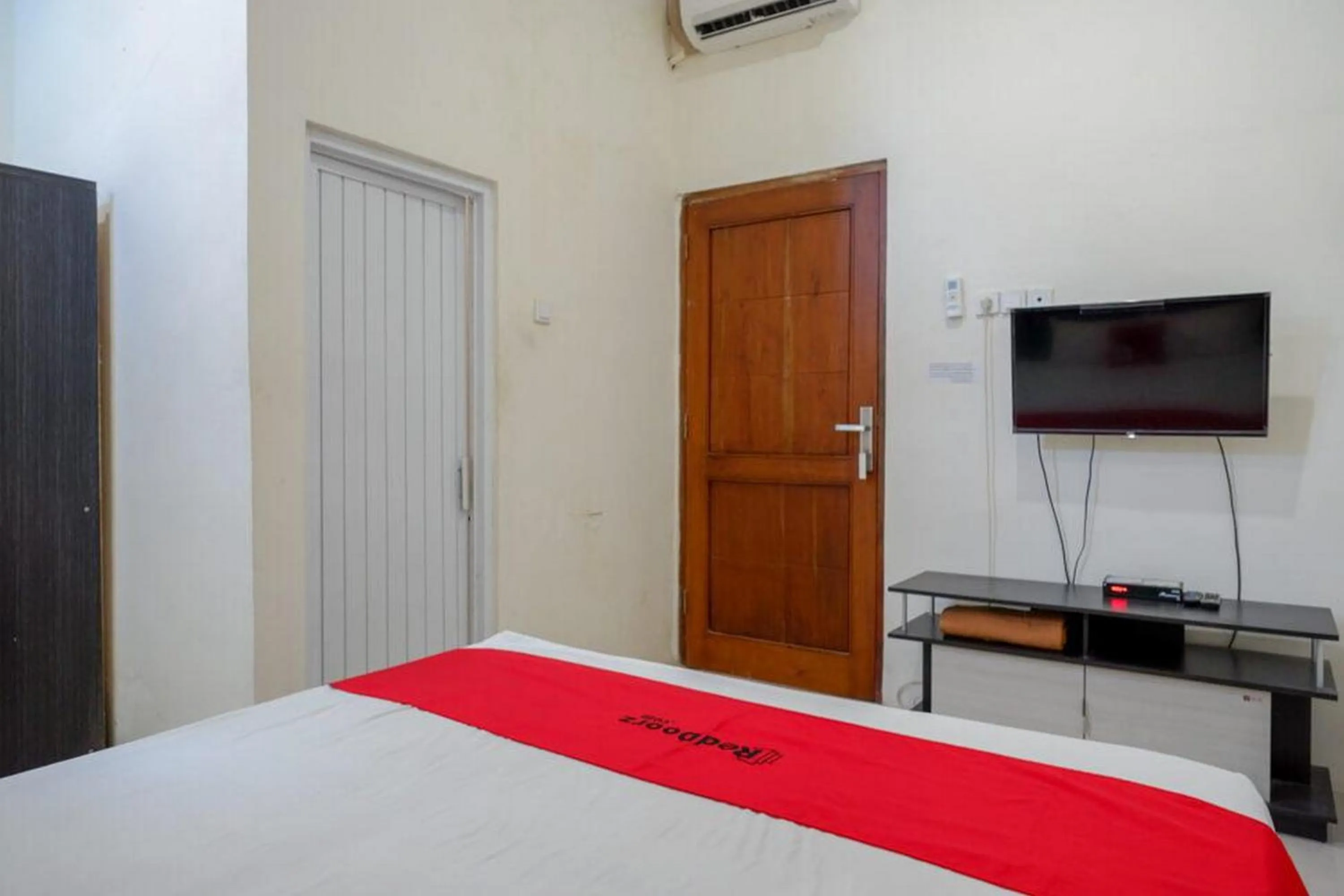 Bedroom, Bed in RedDoorz near Pakuwon Mall Solo Baru