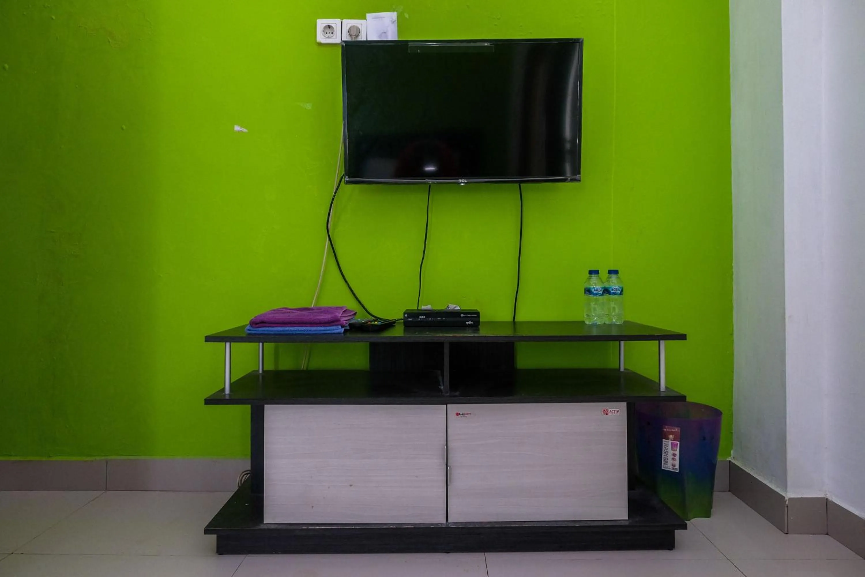 TV and multimedia in RedDoorz near Pakuwon Mall Solo Baru