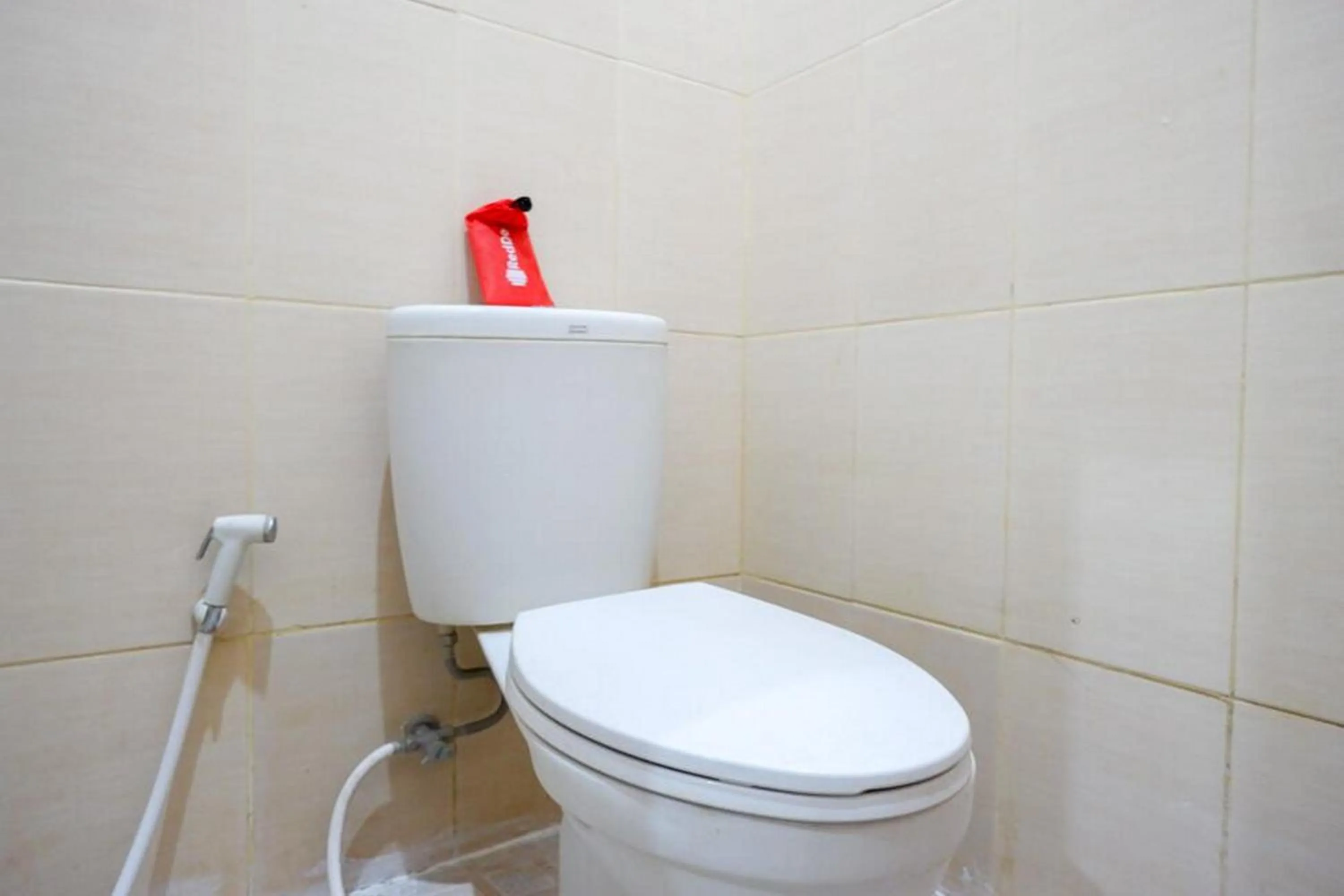 Bathroom in RedDoorz near Pakuwon Mall Solo Baru