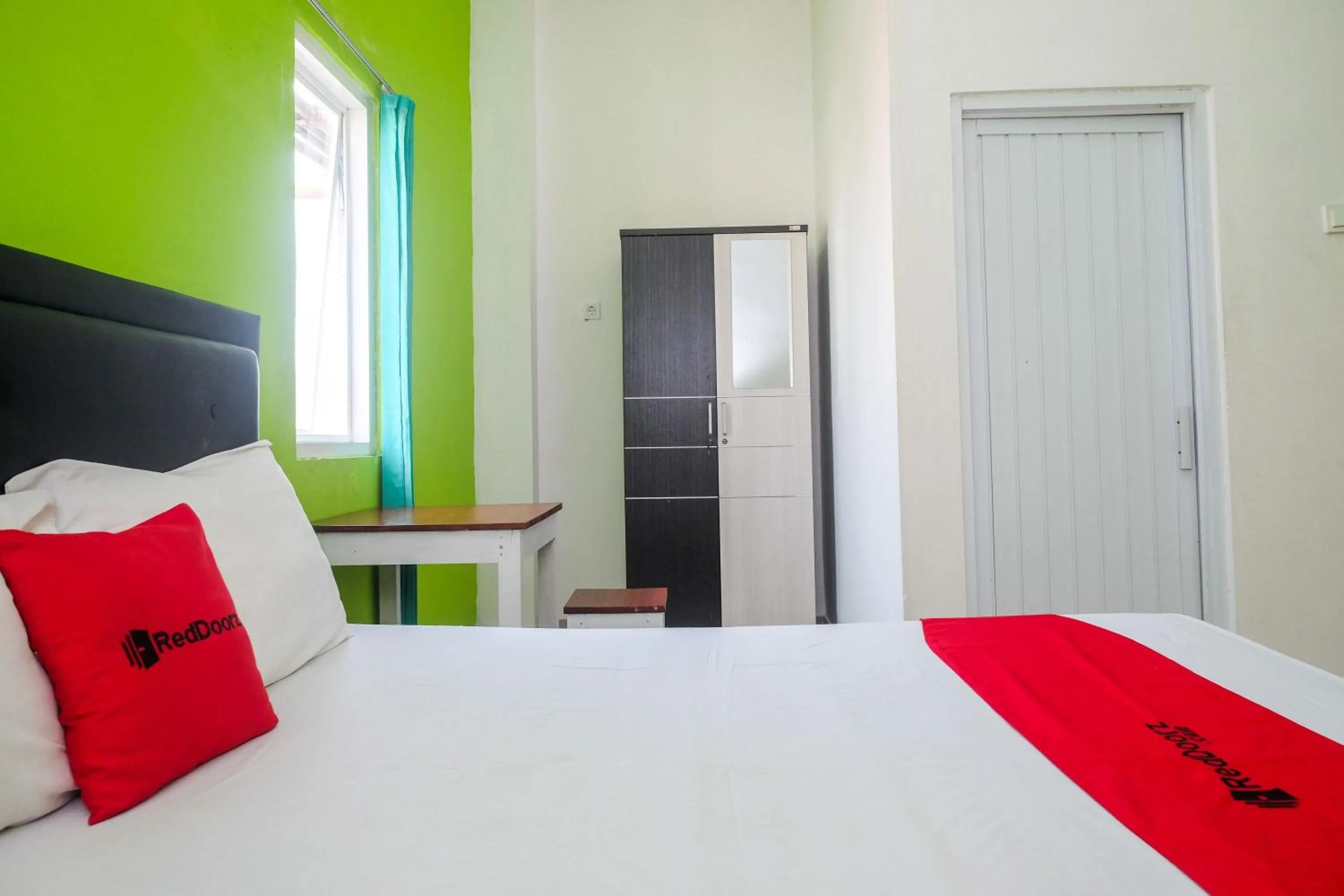 Bedroom, Bed in RedDoorz near Pakuwon Mall Solo Baru