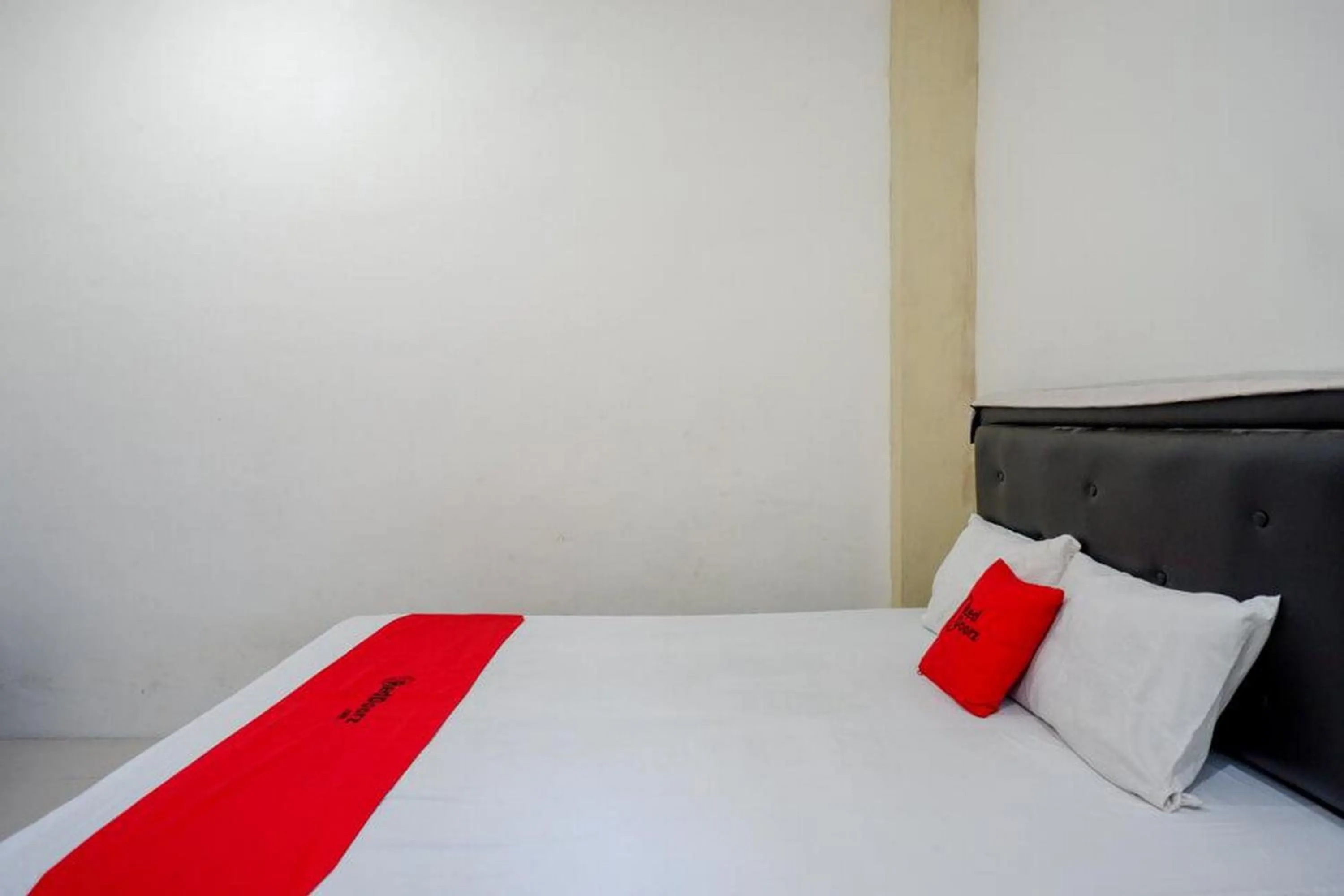 Bedroom, Bed in RedDoorz near Pakuwon Mall Solo Baru