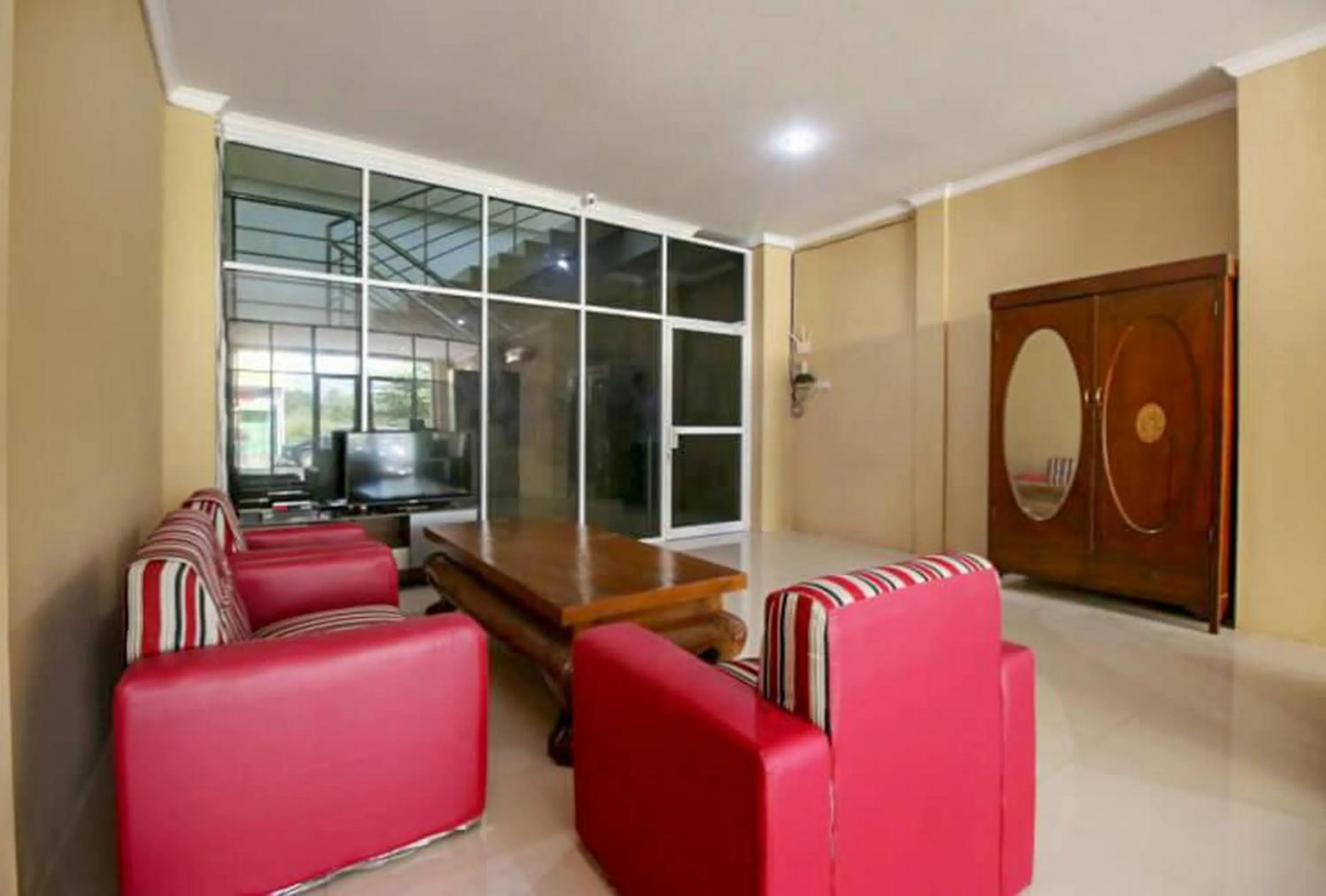 Seating area in RedDoorz near Pakuwon Mall Solo Baru