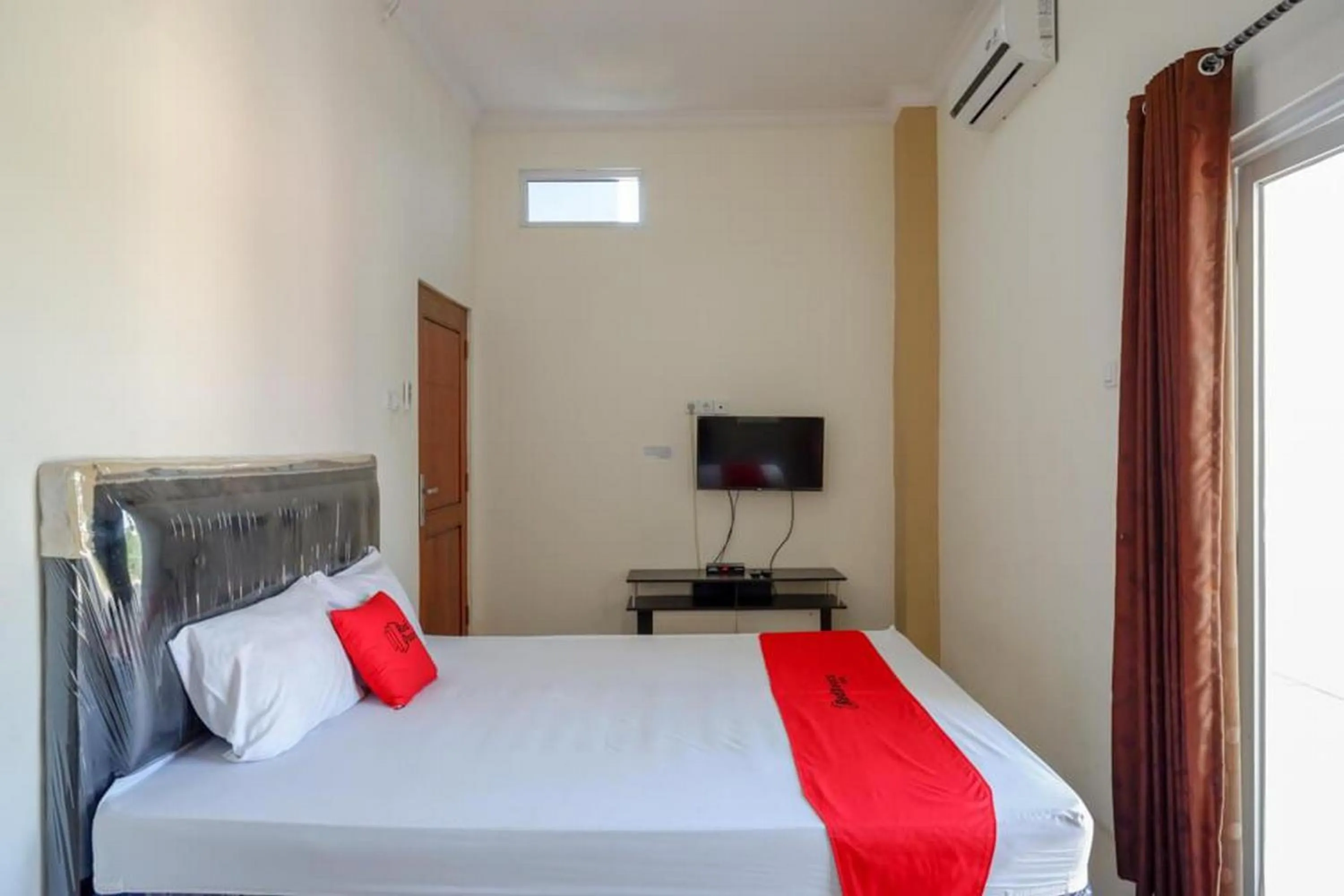 Bedroom, Bed in RedDoorz near Pakuwon Mall Solo Baru