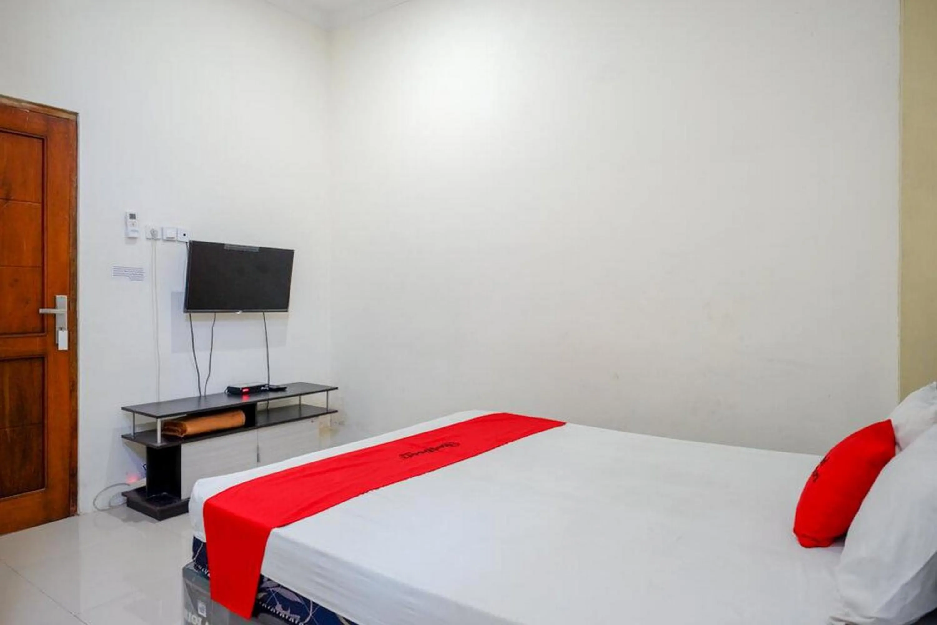 Bedroom, Bed in RedDoorz near Pakuwon Mall Solo Baru