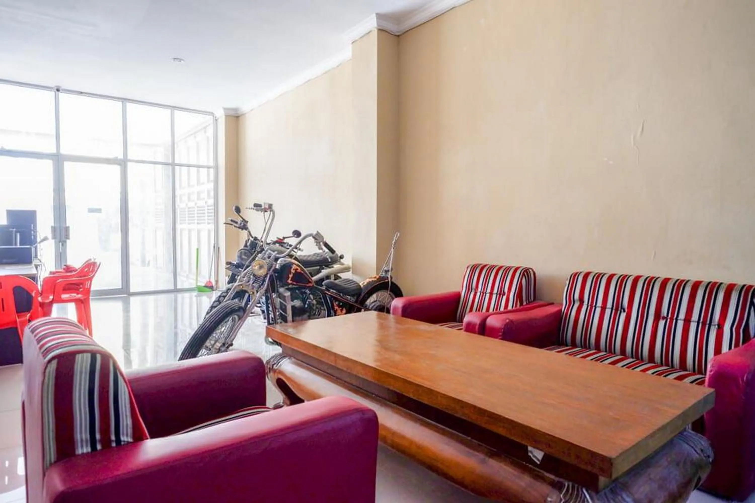 Seating area in RedDoorz near Pakuwon Mall Solo Baru