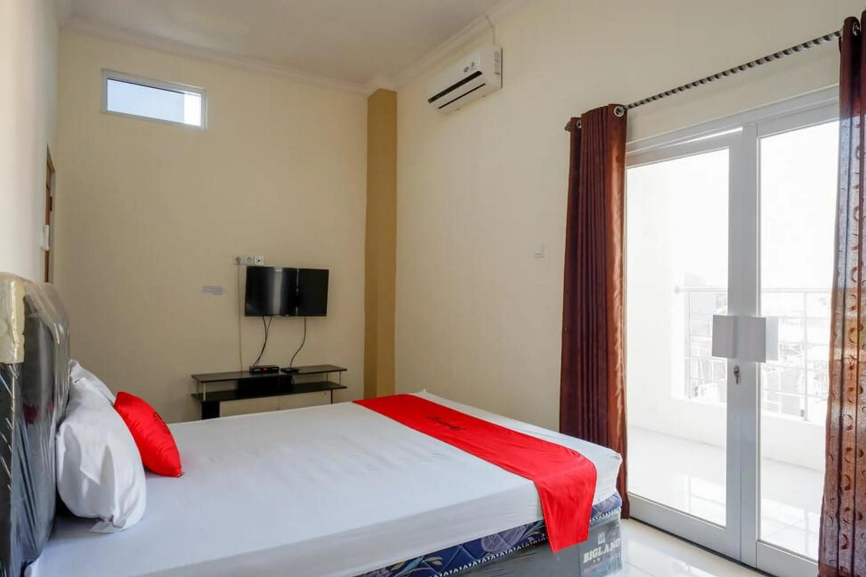 Bedroom, Bed in RedDoorz near Pakuwon Mall Solo Baru