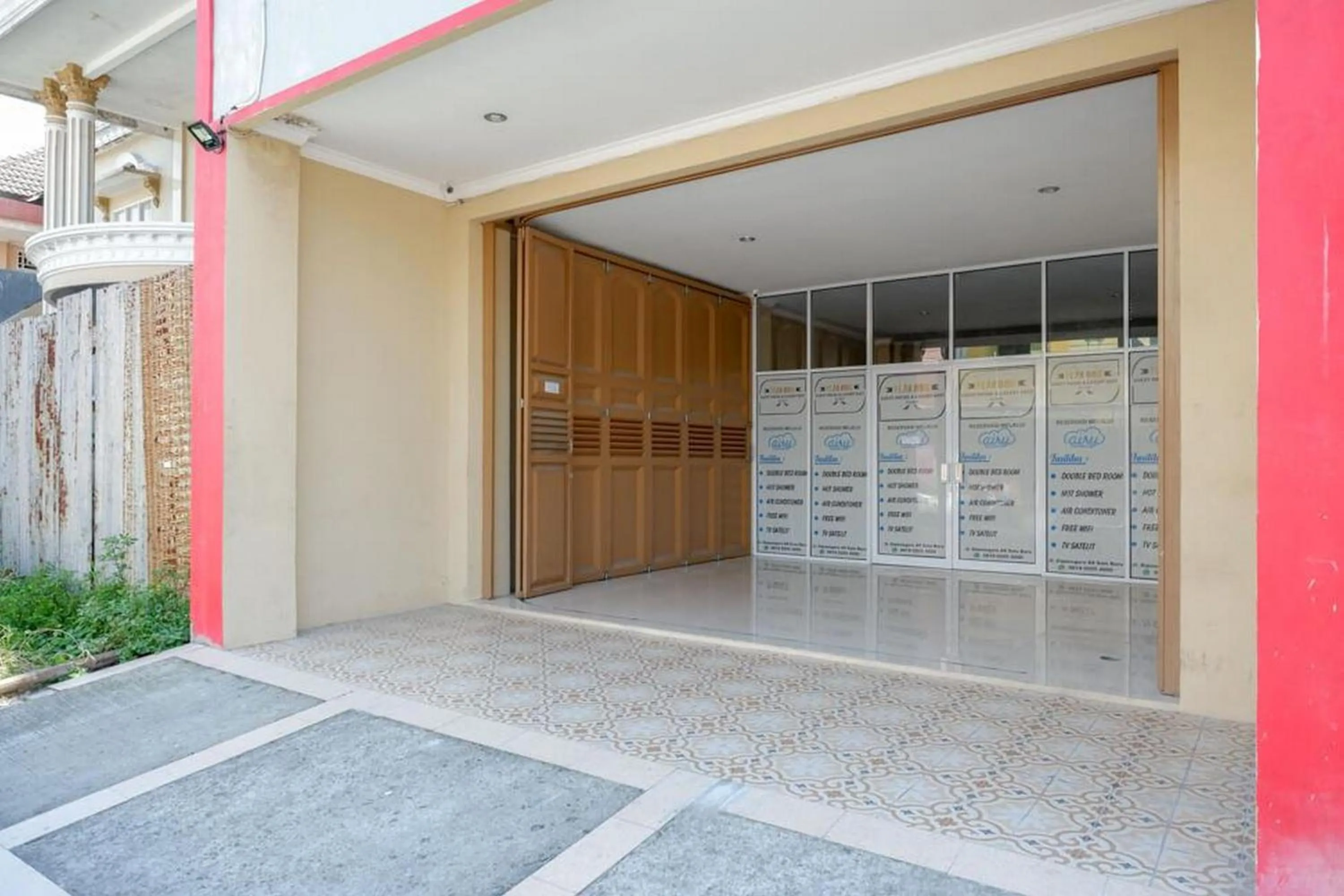 Facade/entrance in RedDoorz near Pakuwon Mall Solo Baru