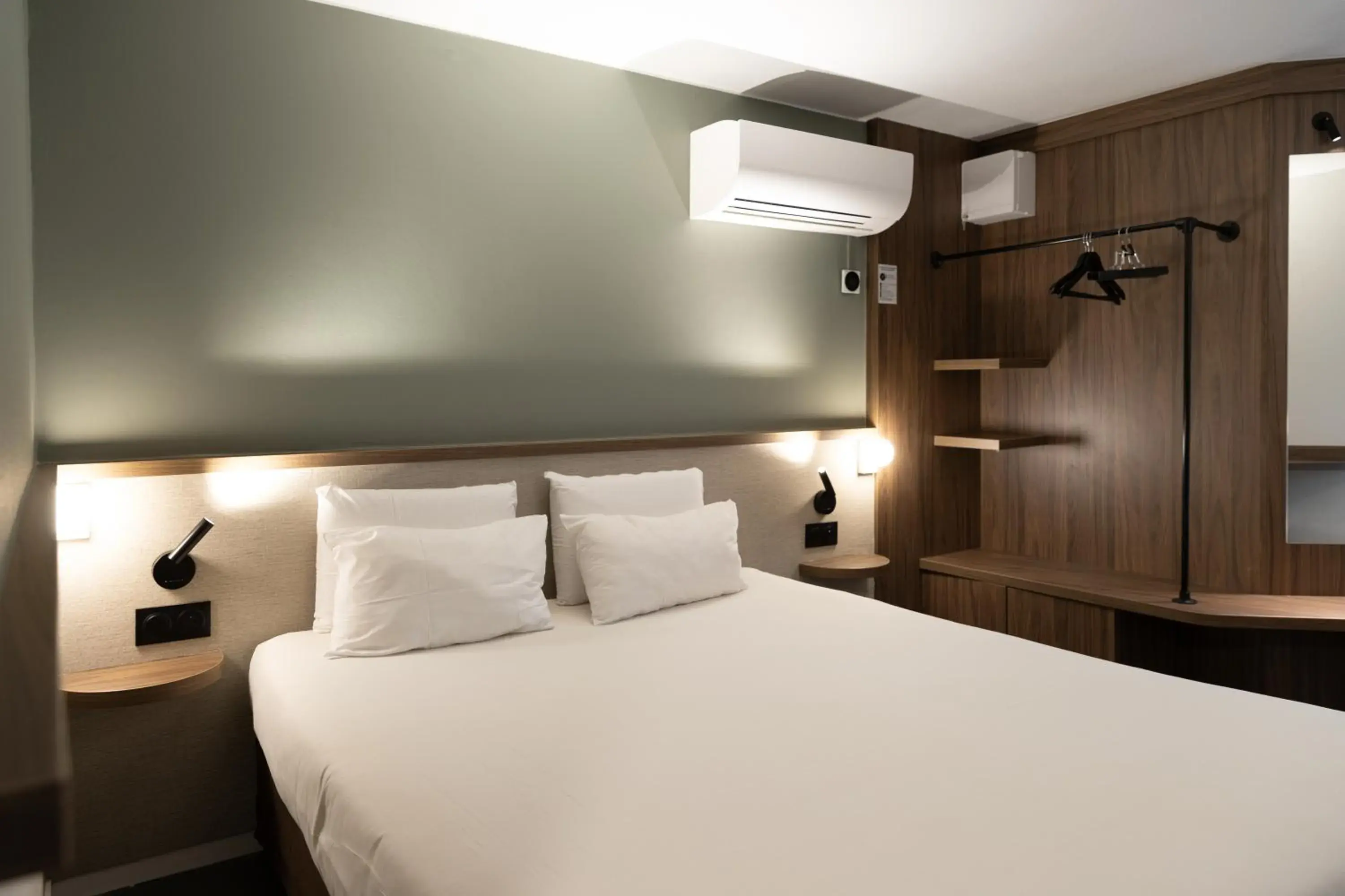 Property building, Bed in Kyriad Nancy Sud - Ludres Property building, Bed in Kyriad Nancy Sud - Ludres