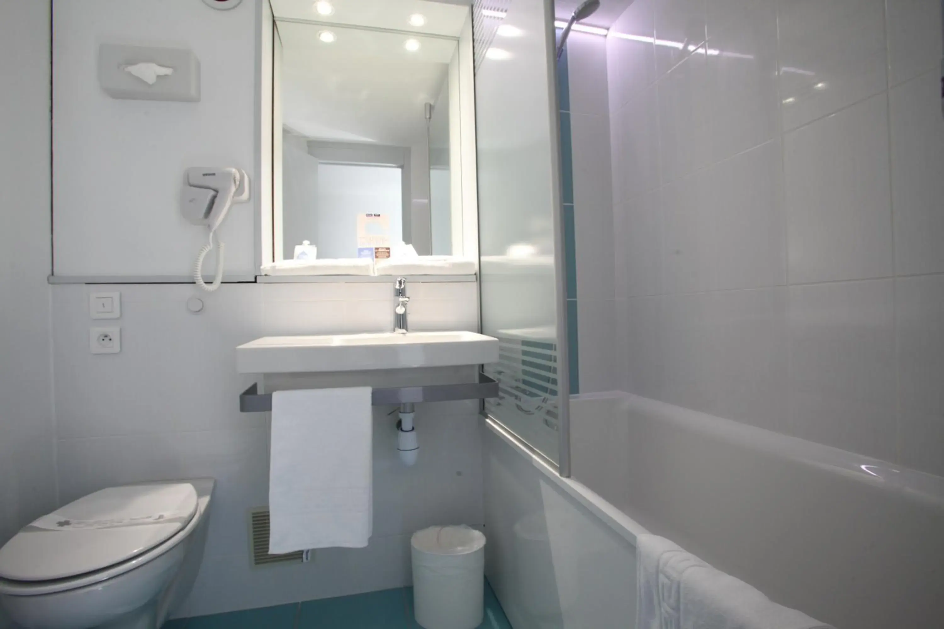 Bathroom in Kyriad Nancy Sud - Ludres Bathroom in Kyriad Nancy Sud - Ludres