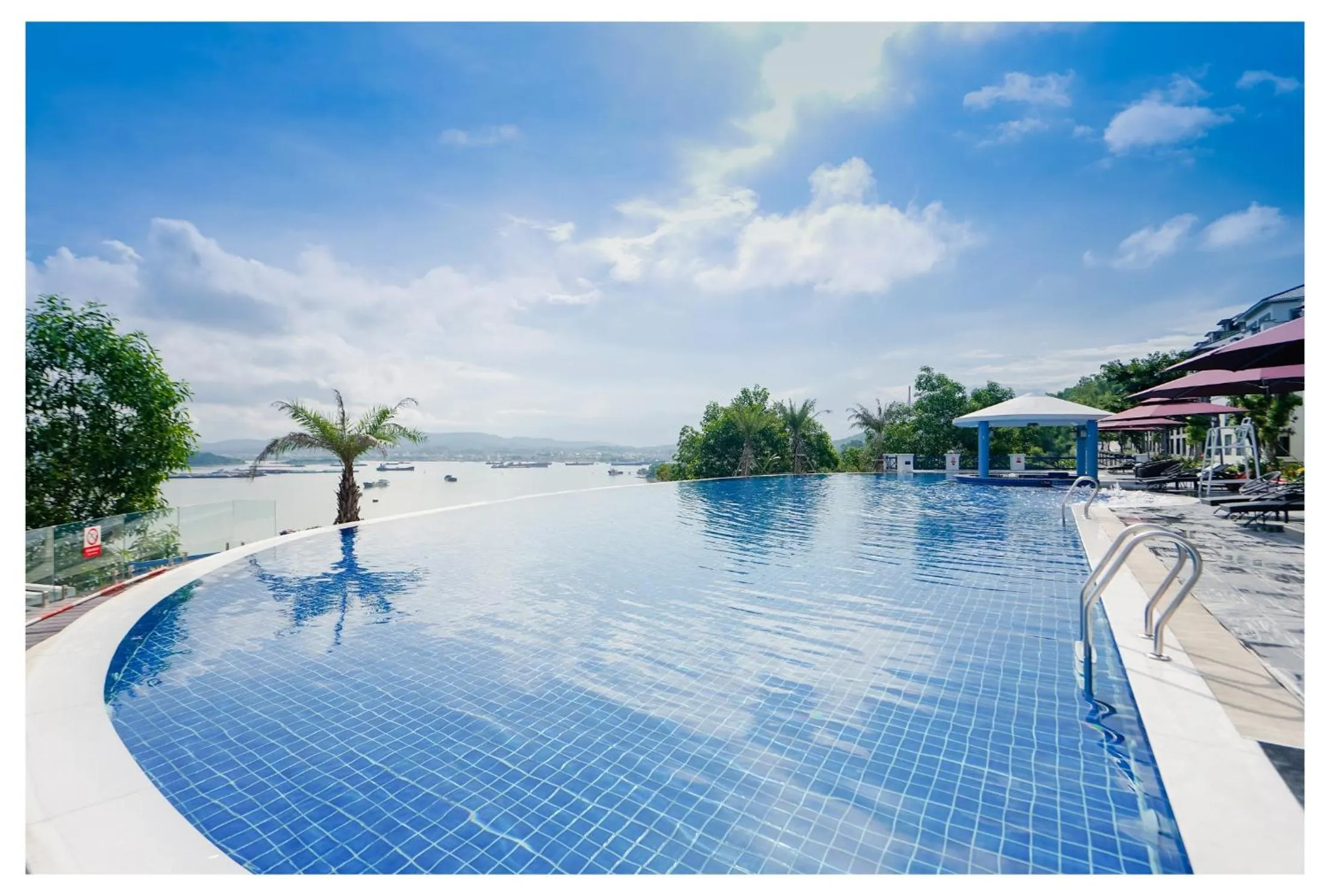 Swimming pool in D'Lioro Hotel & Resort