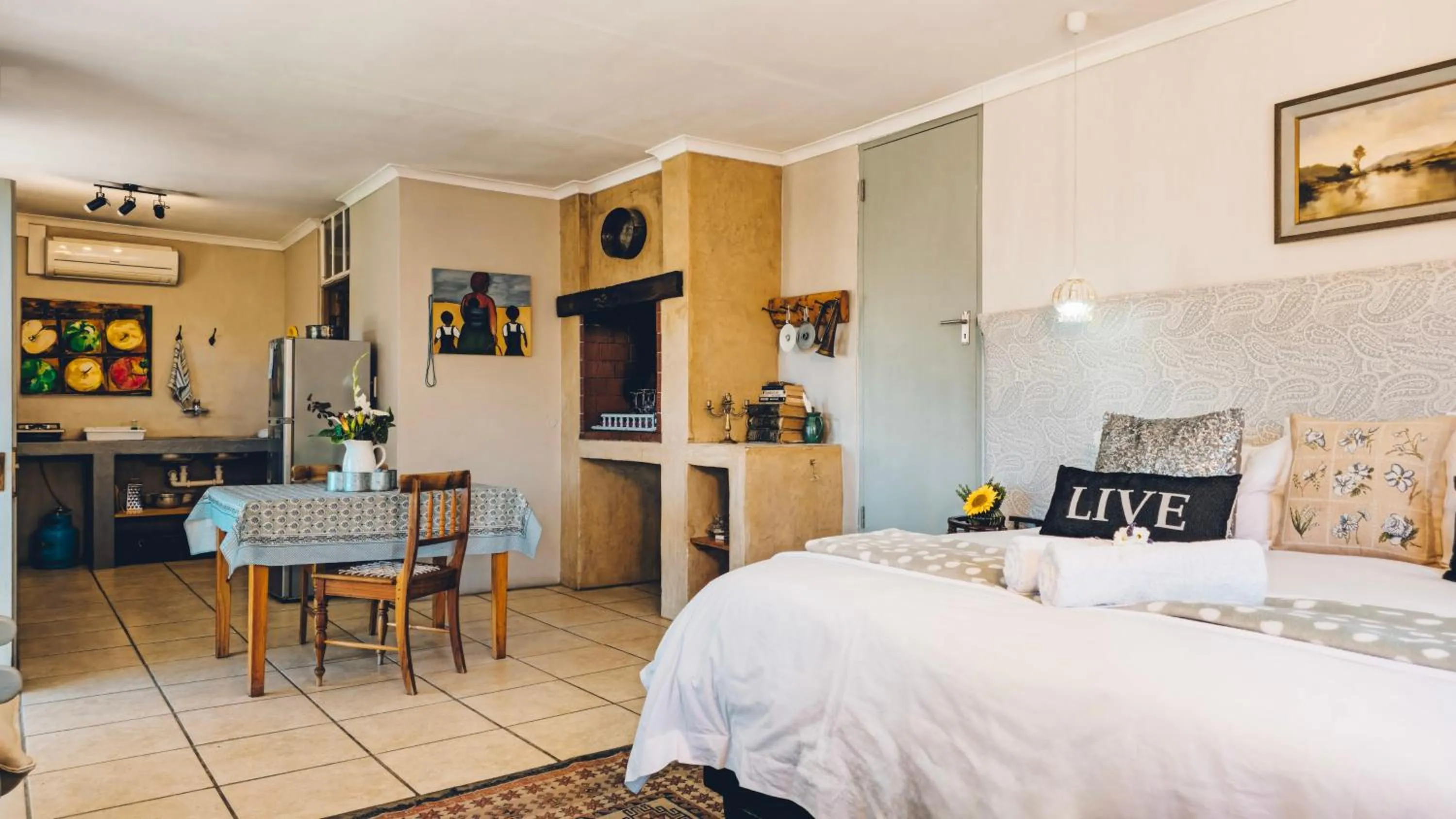 Photo of the whole room, Bed in Yellow House Prince Albert