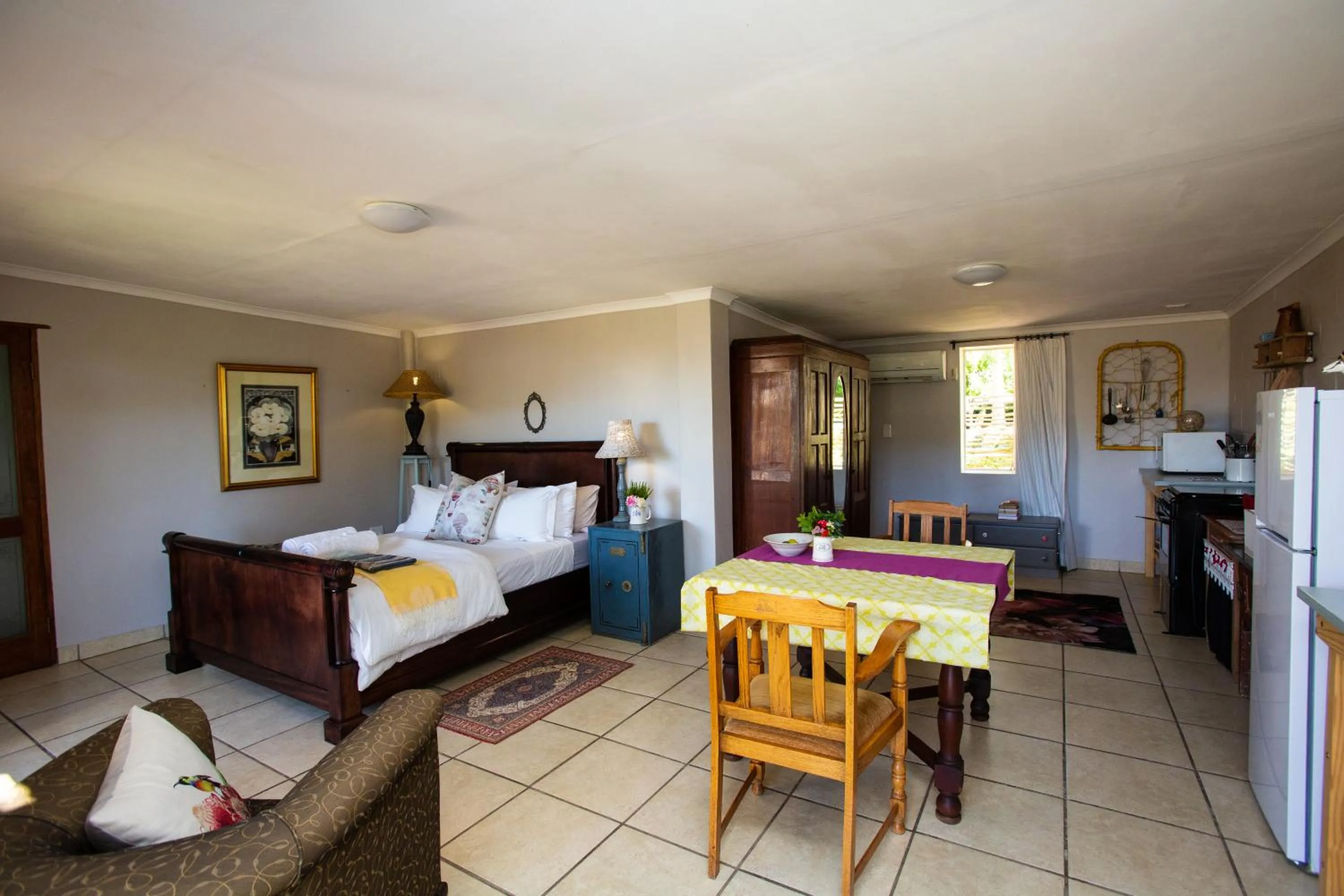 Photo of the whole room, Bed in Yellow House Prince Albert