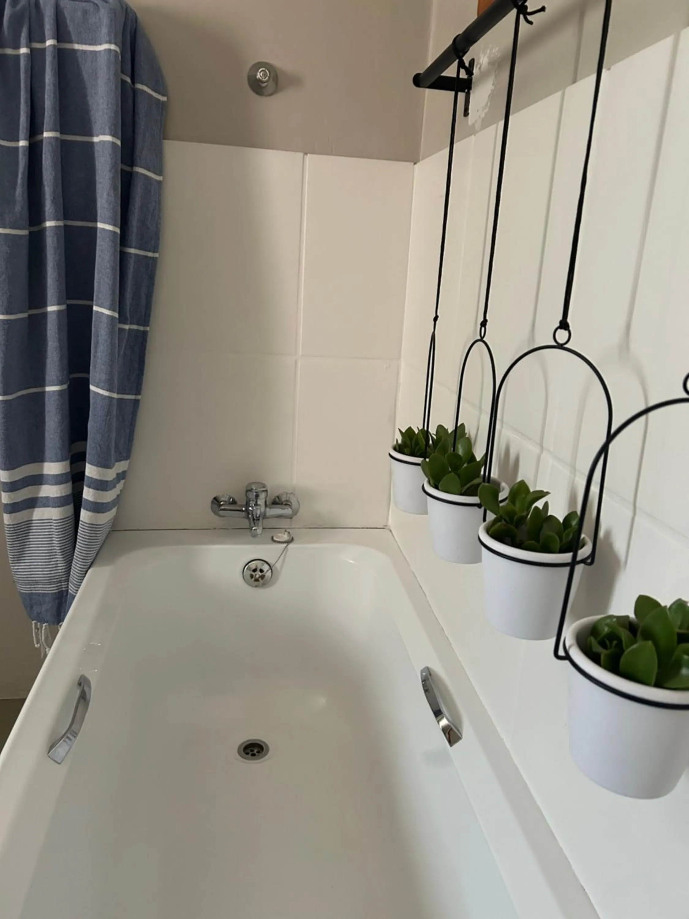 Bath in Yellow House Prince Albert
