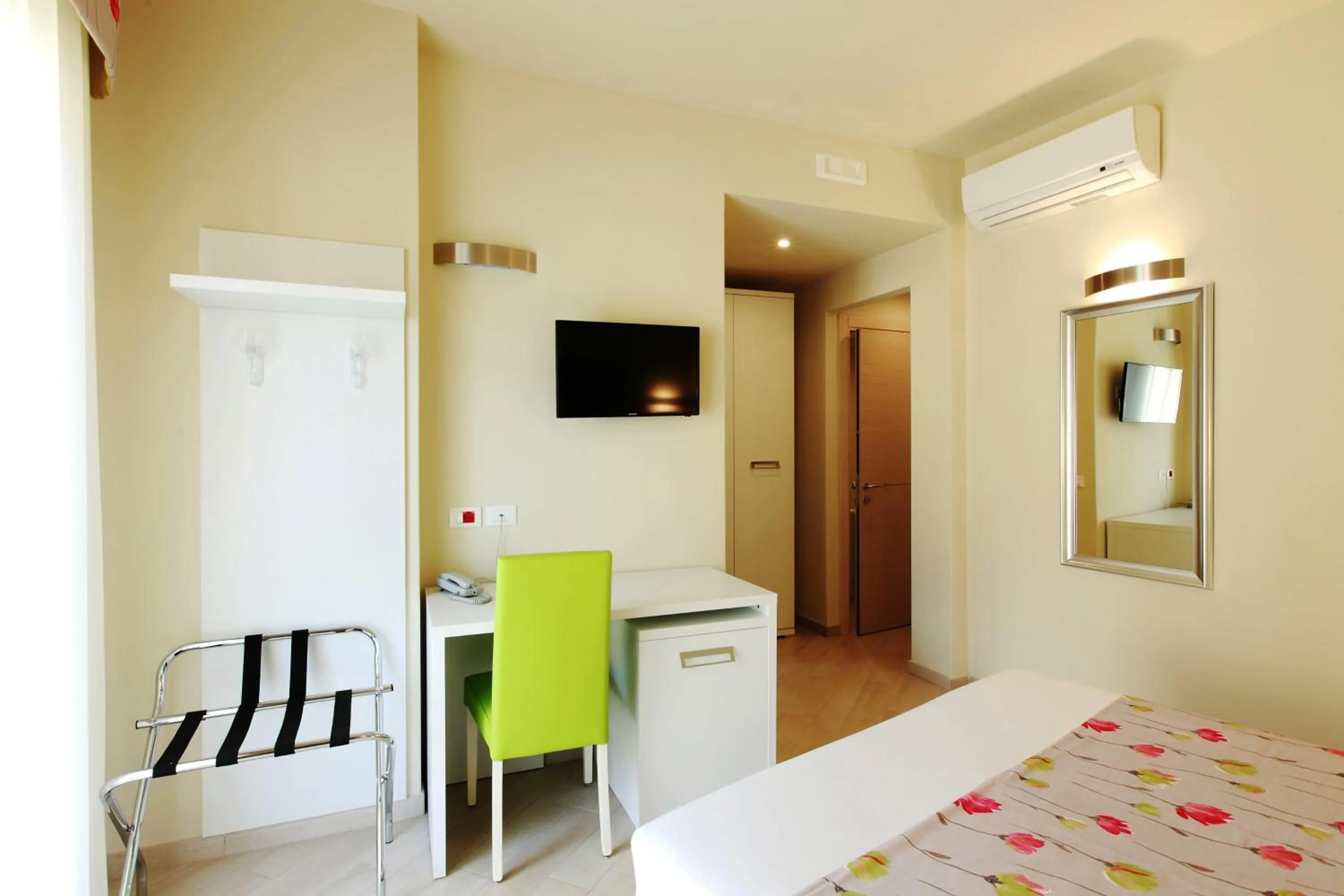 Photo of the whole room, Bed in Hotel Souvenir