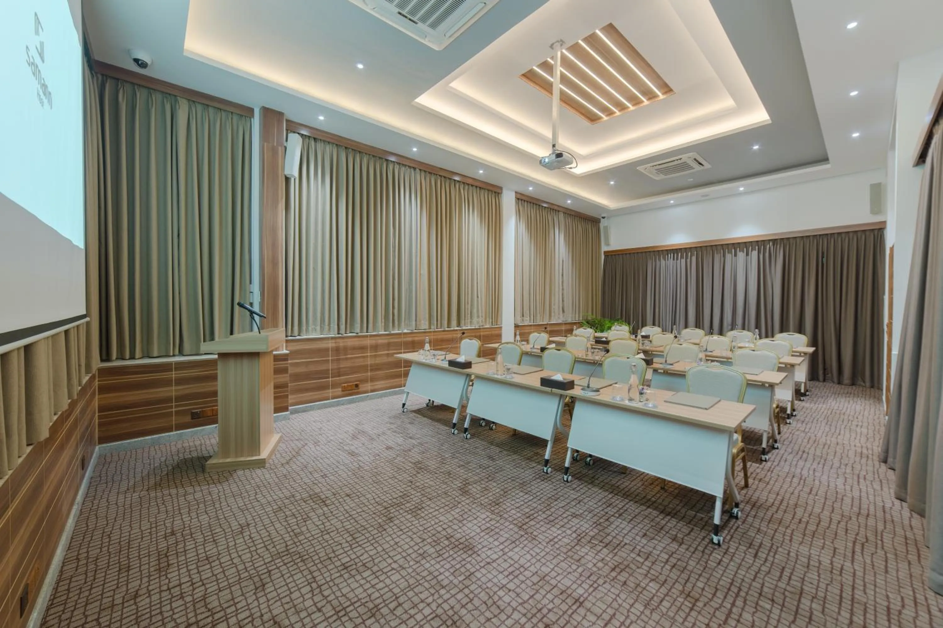 Business facilities in Samann Host