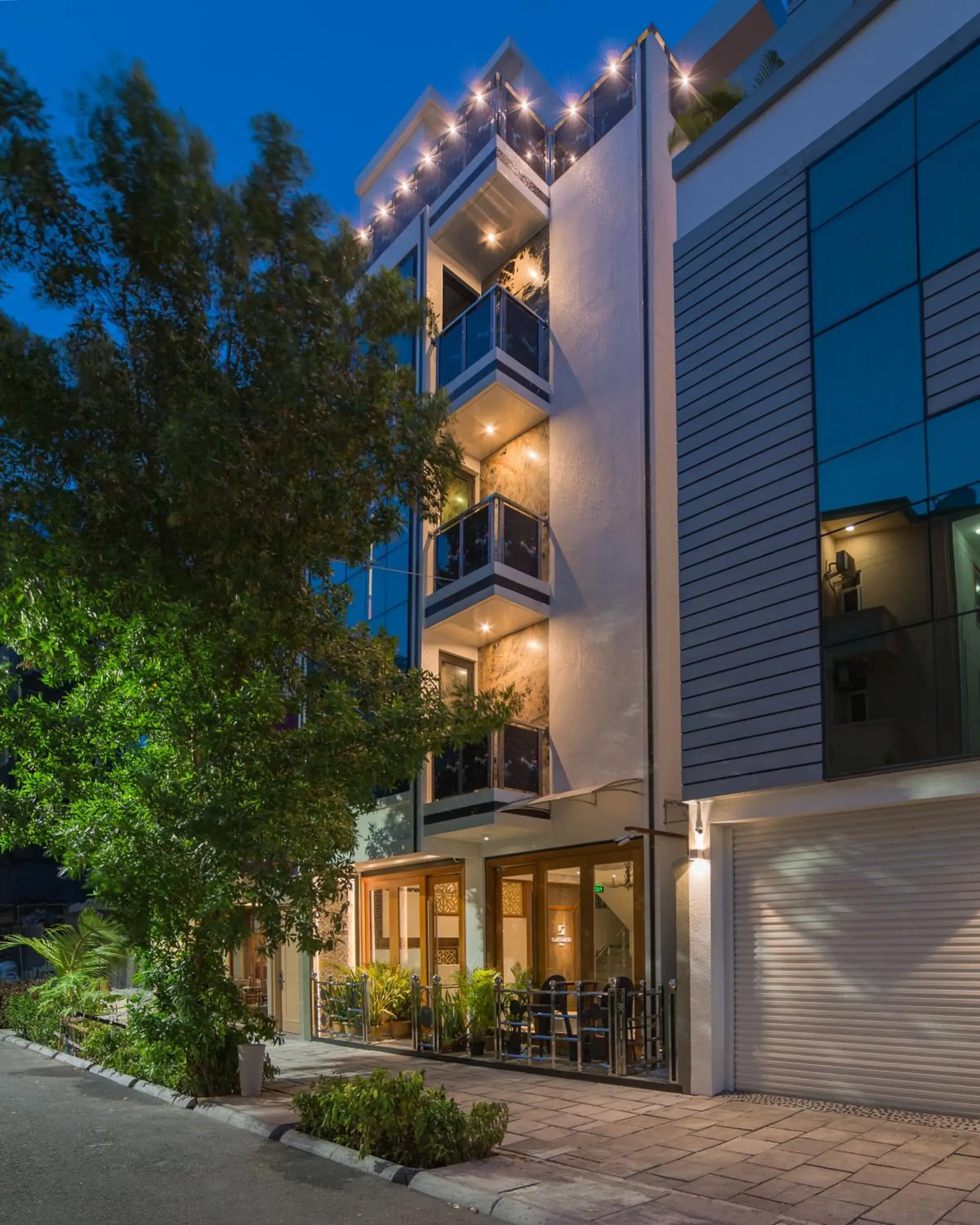 Property building in Samann Host Property building in Samann Host