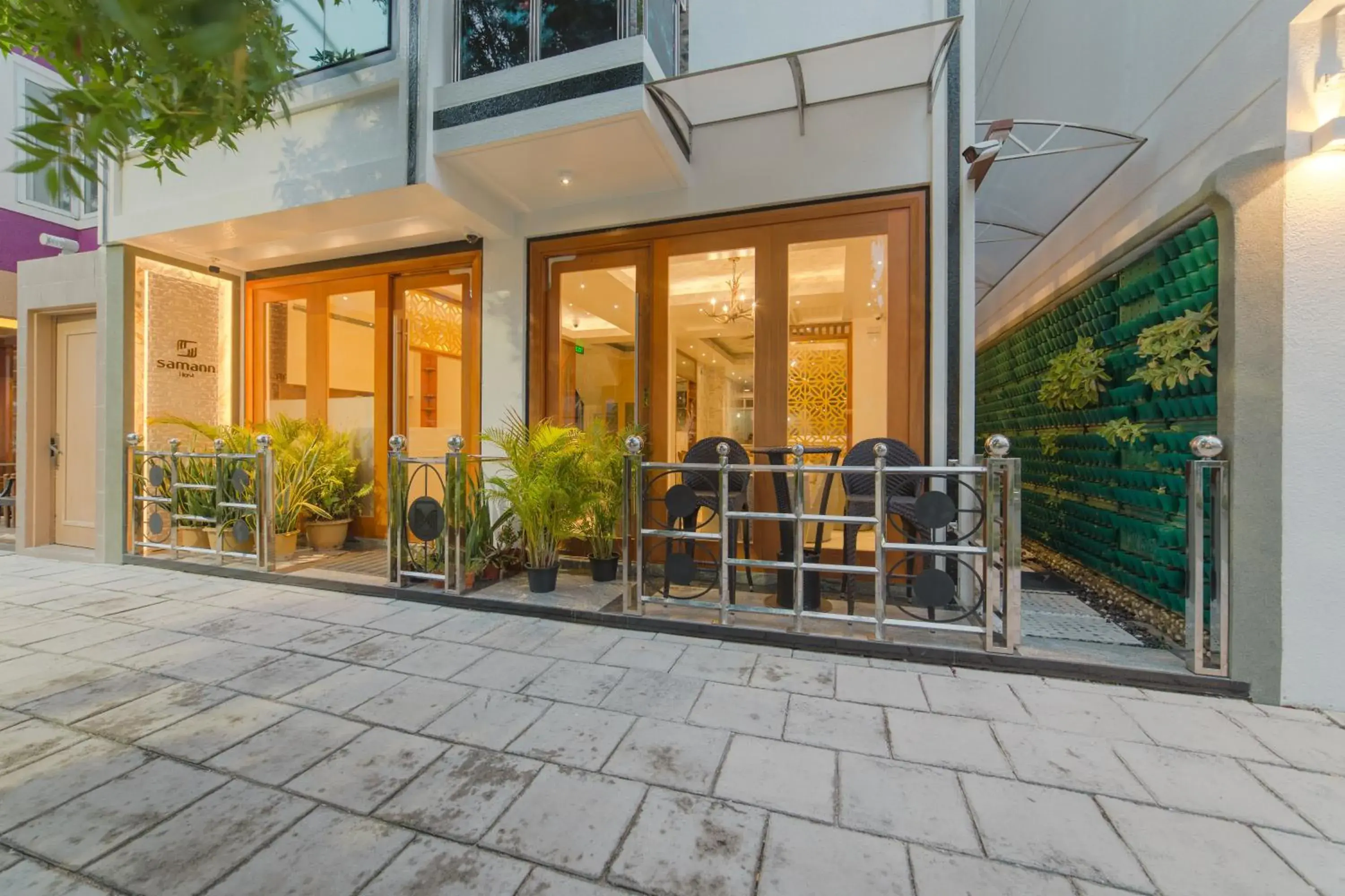 Property building in Samann Host Property building in Samann Host