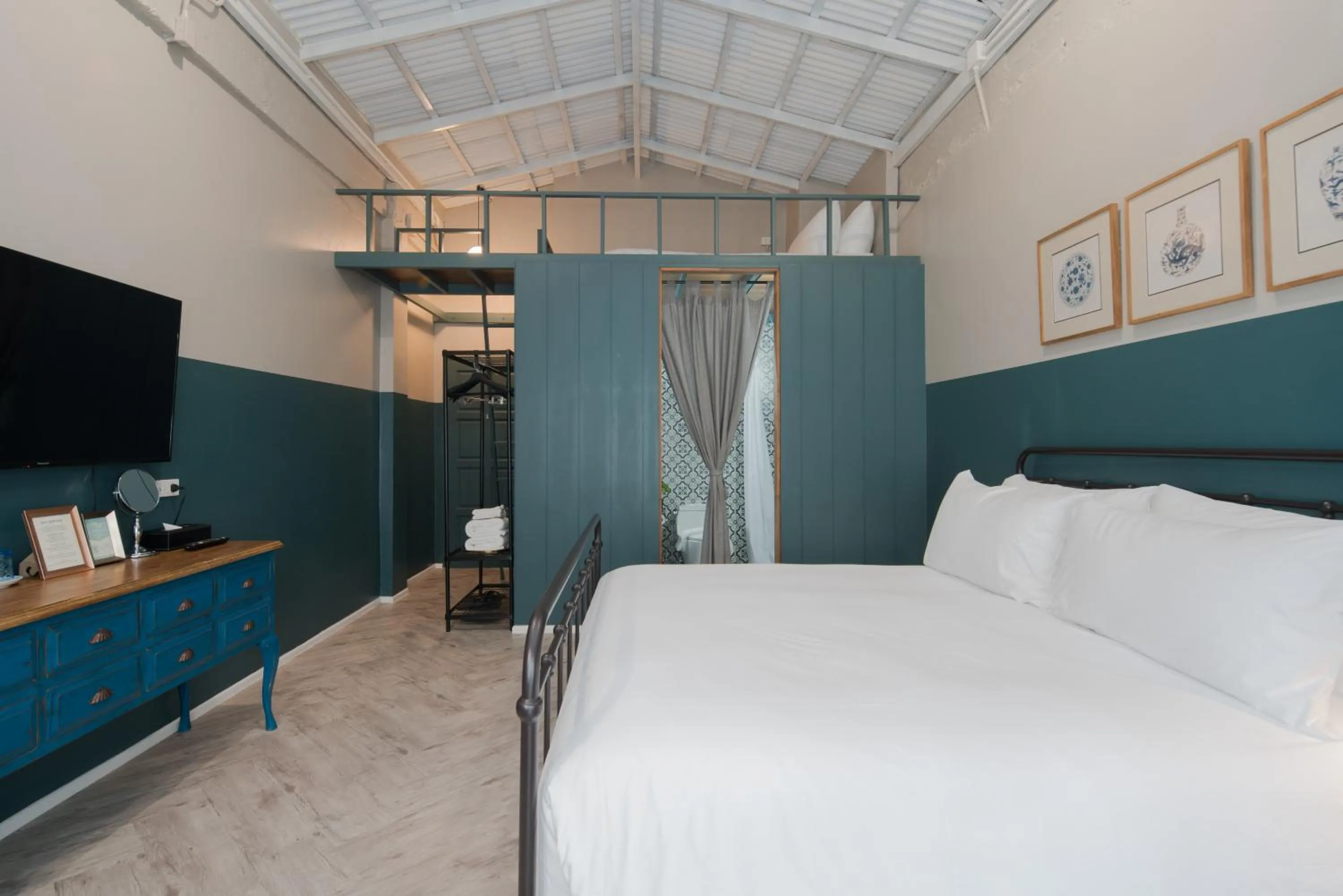 Photo of the whole room, Bed in Blu Monkey Boutique Phuket Town